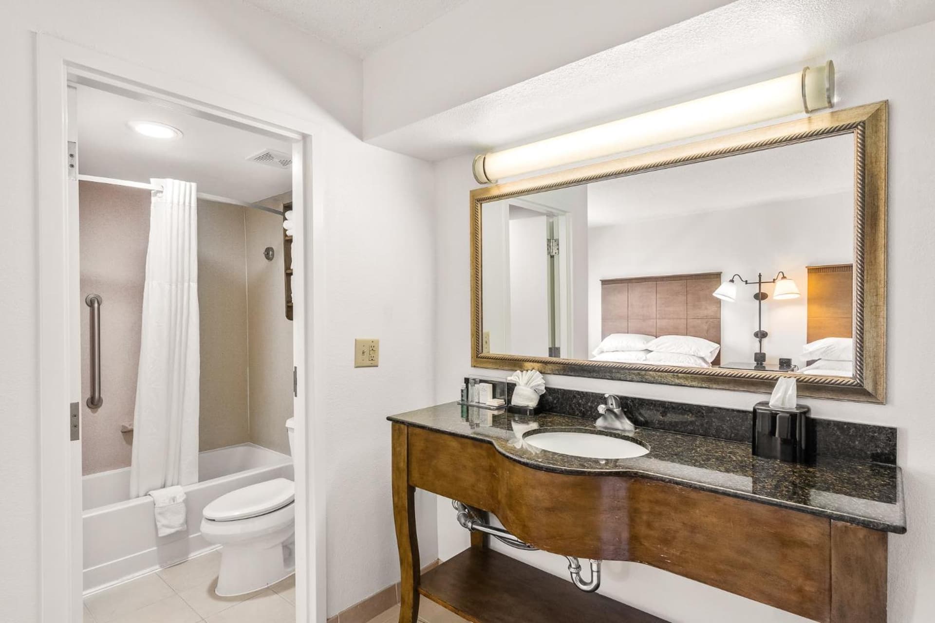 Hotel Alice gallery photo in Pine Knoll Shores, NC — image 4