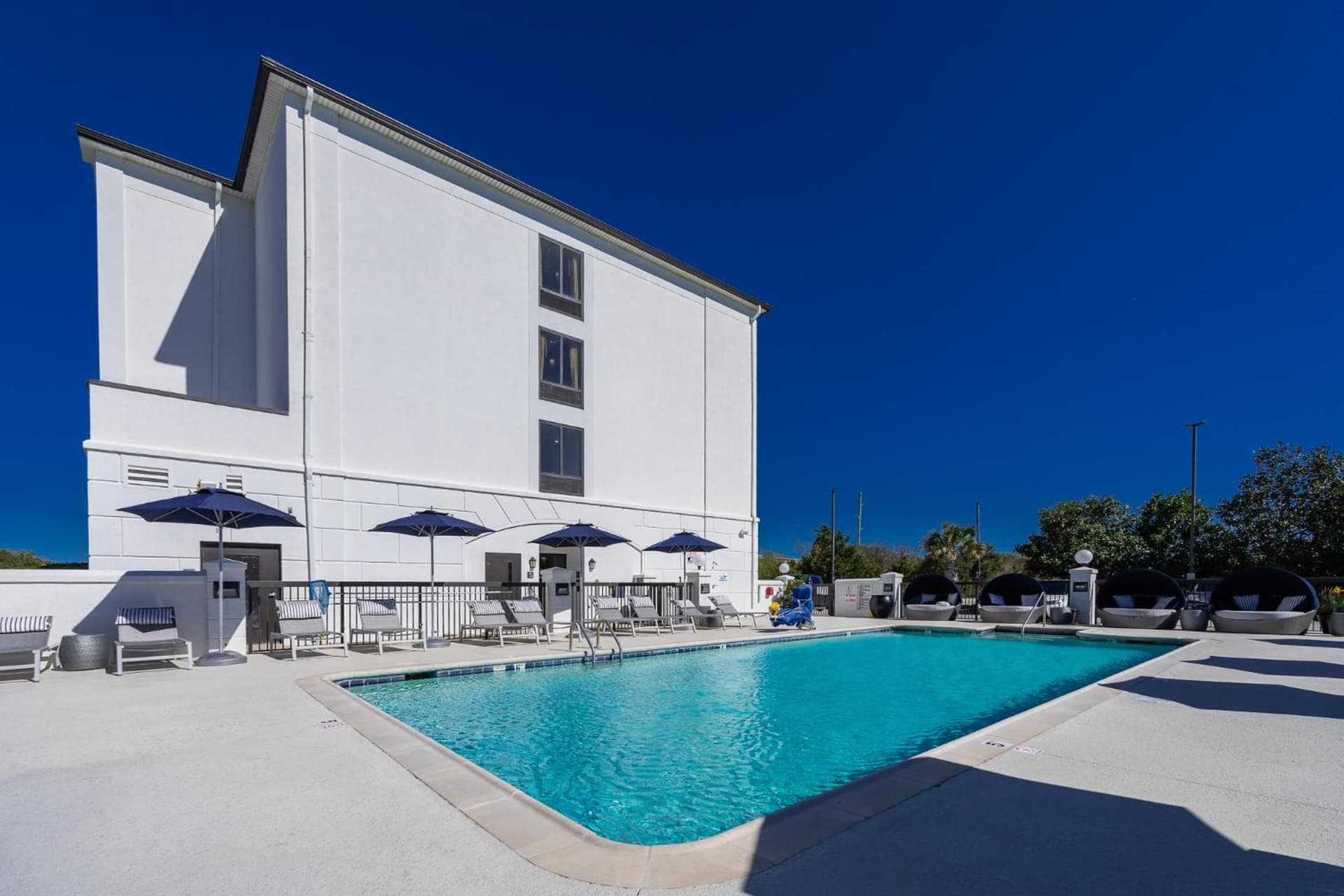 Hotel Alice gallery photo in Pine Knoll Shores, NC — image 114