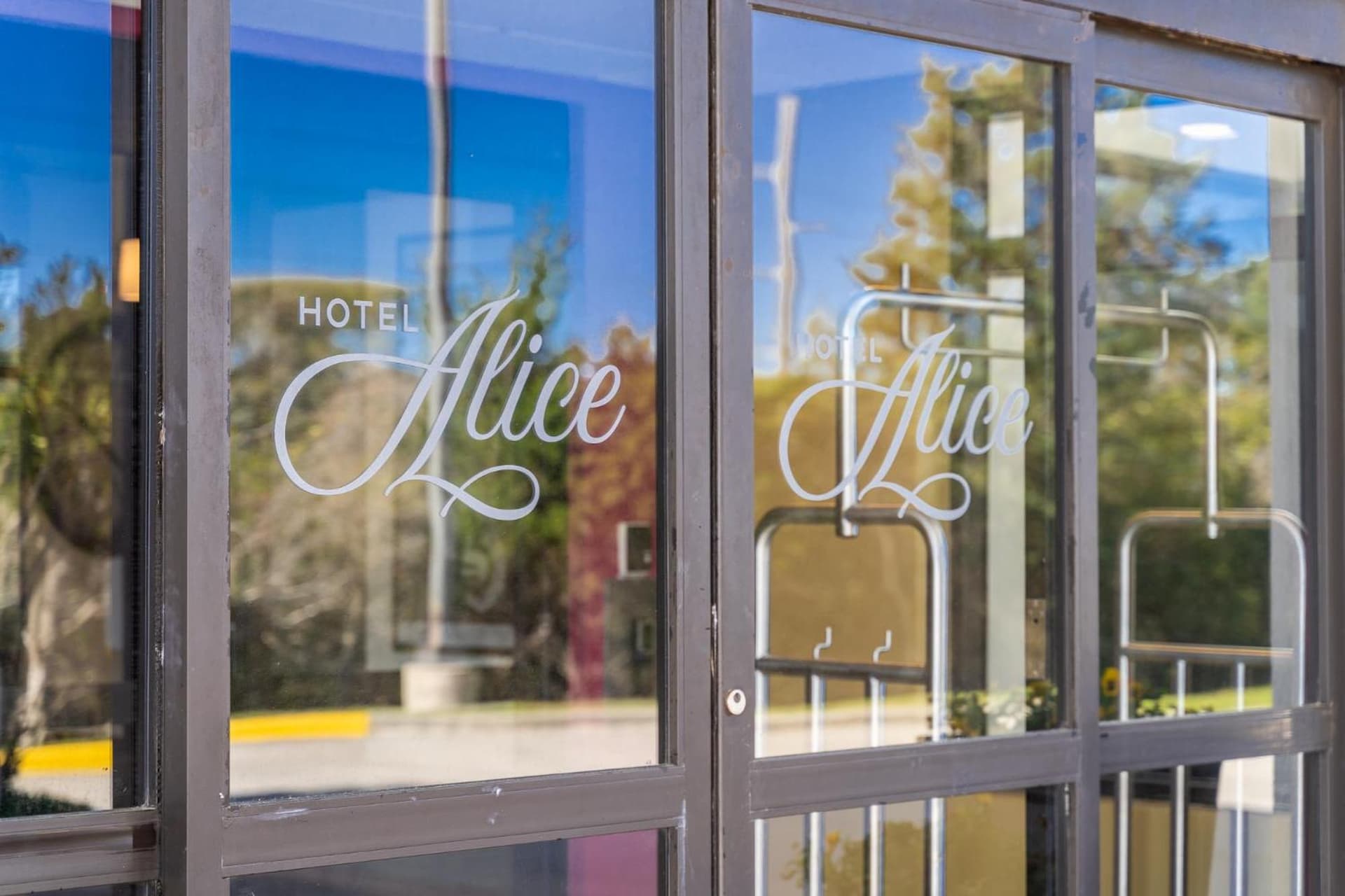 Hotel Alice gallery photo in Pine Knoll Shores, NC — image 67