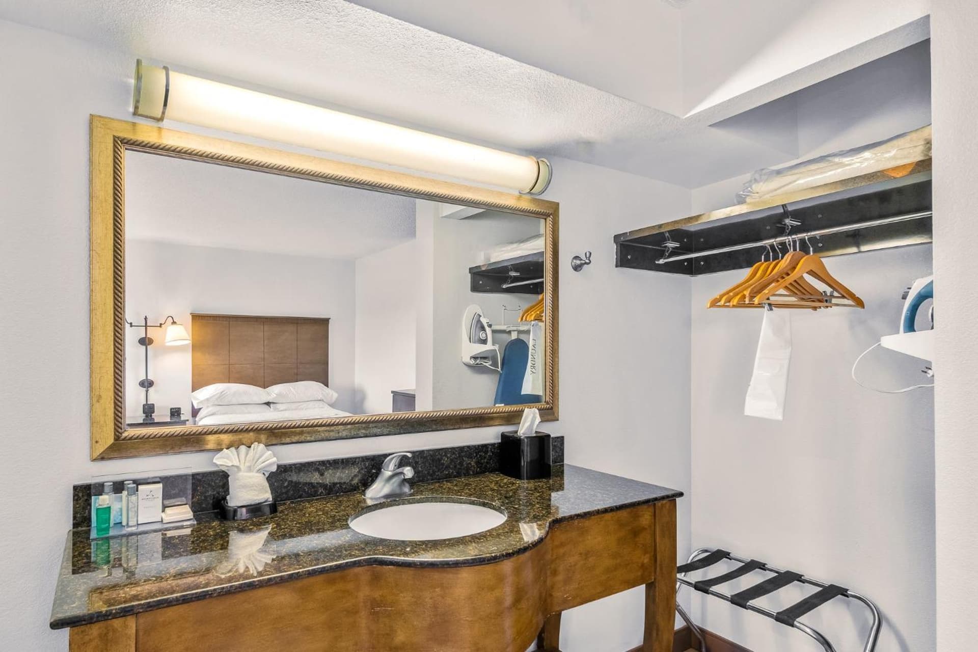Hotel Alice gallery photo in Pine Knoll Shores, NC — image 129