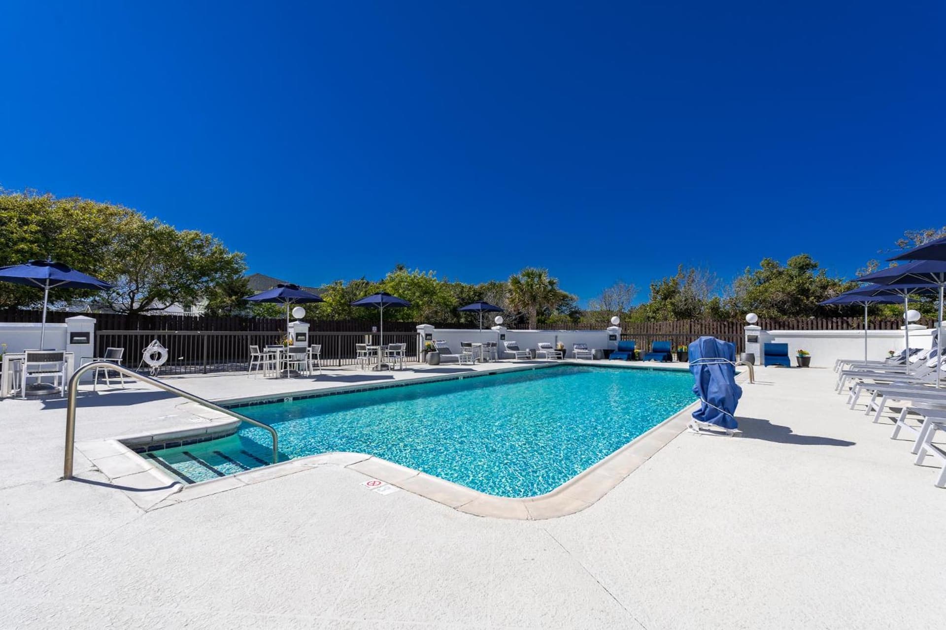 Hotel Alice gallery photo in Pine Knoll Shores, NC — image 130