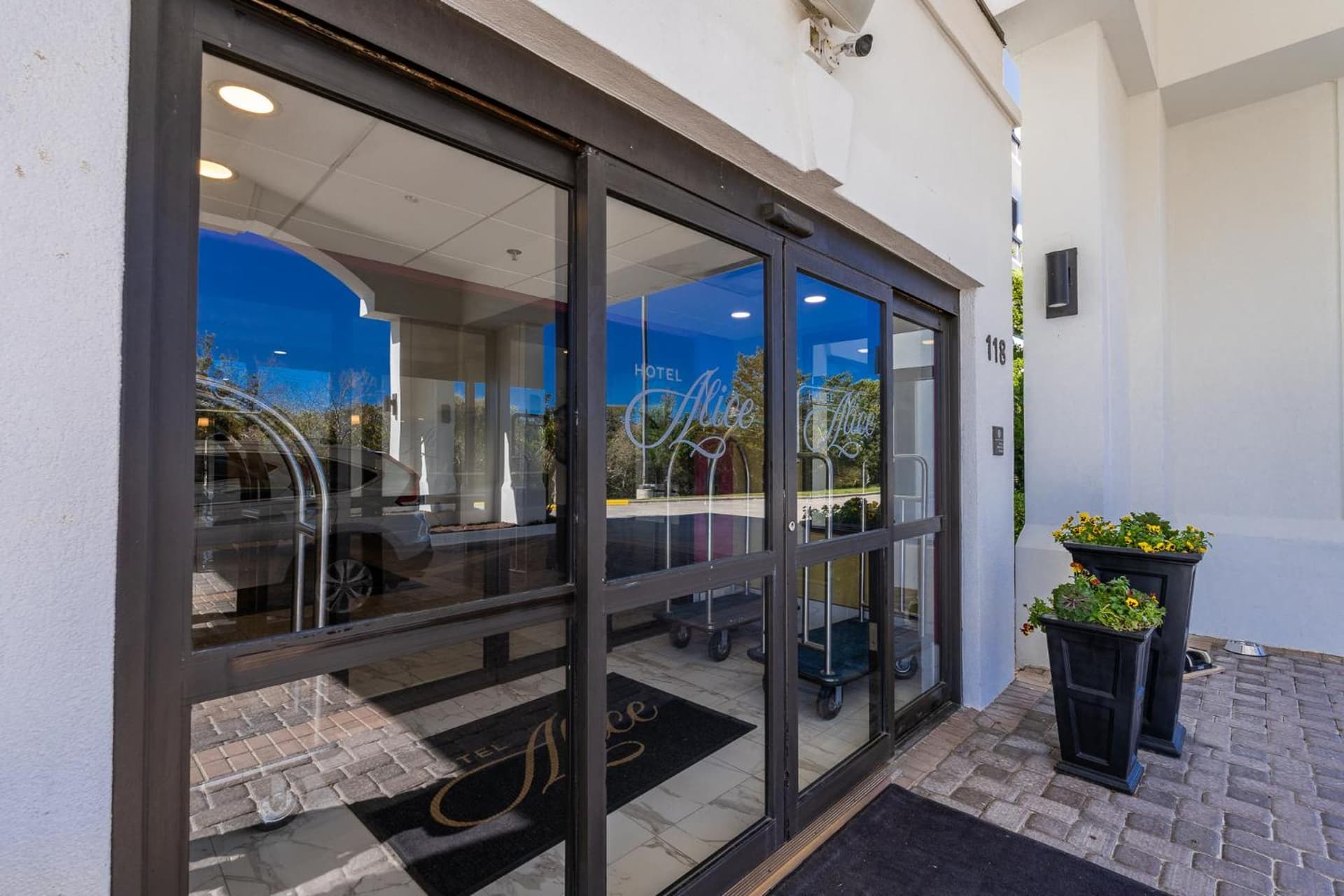 Hotel Alice gallery photo in Pine Knoll Shores, NC — image 12