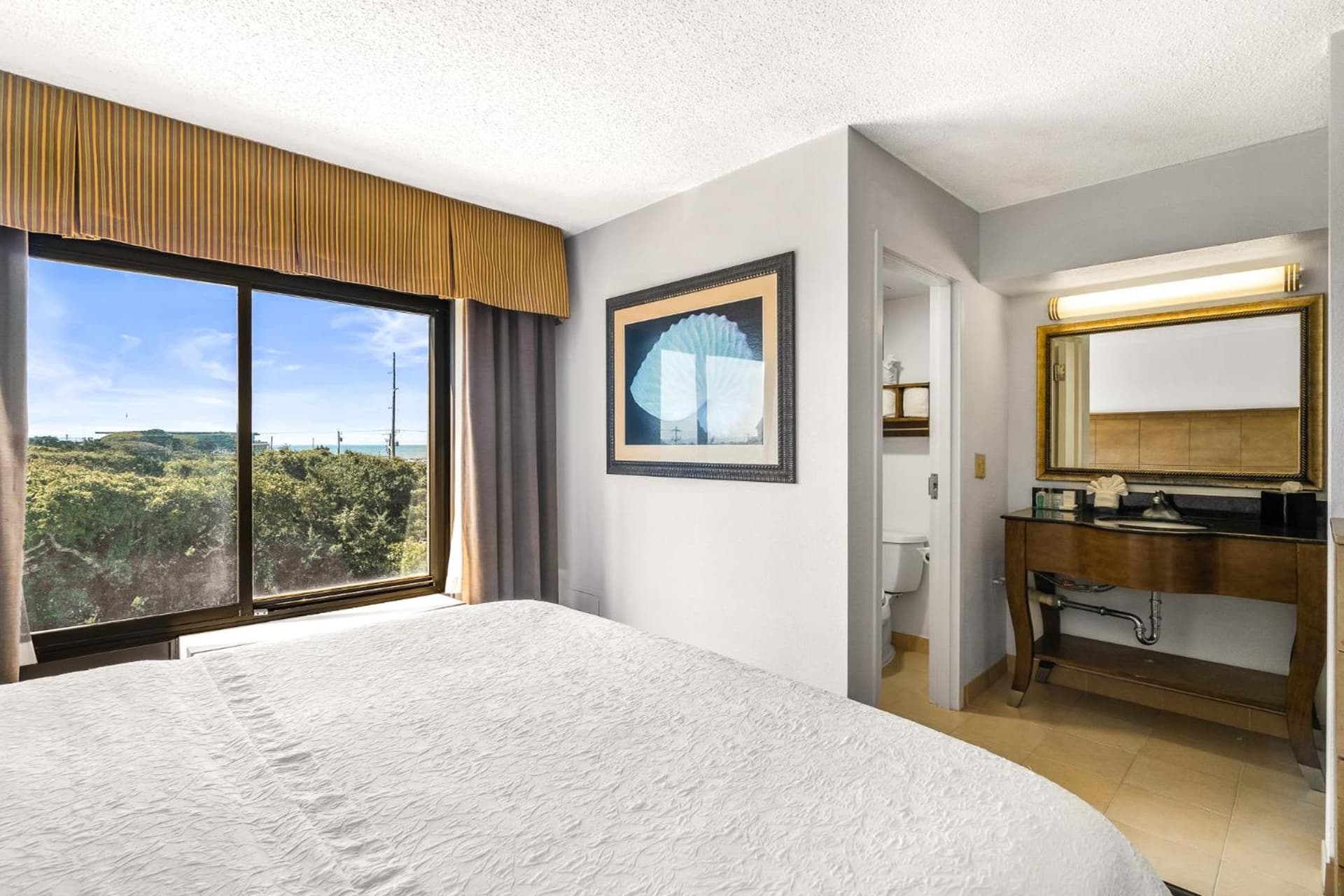 Hotel Alice gallery photo in Pine Knoll Shores, NC — image 15