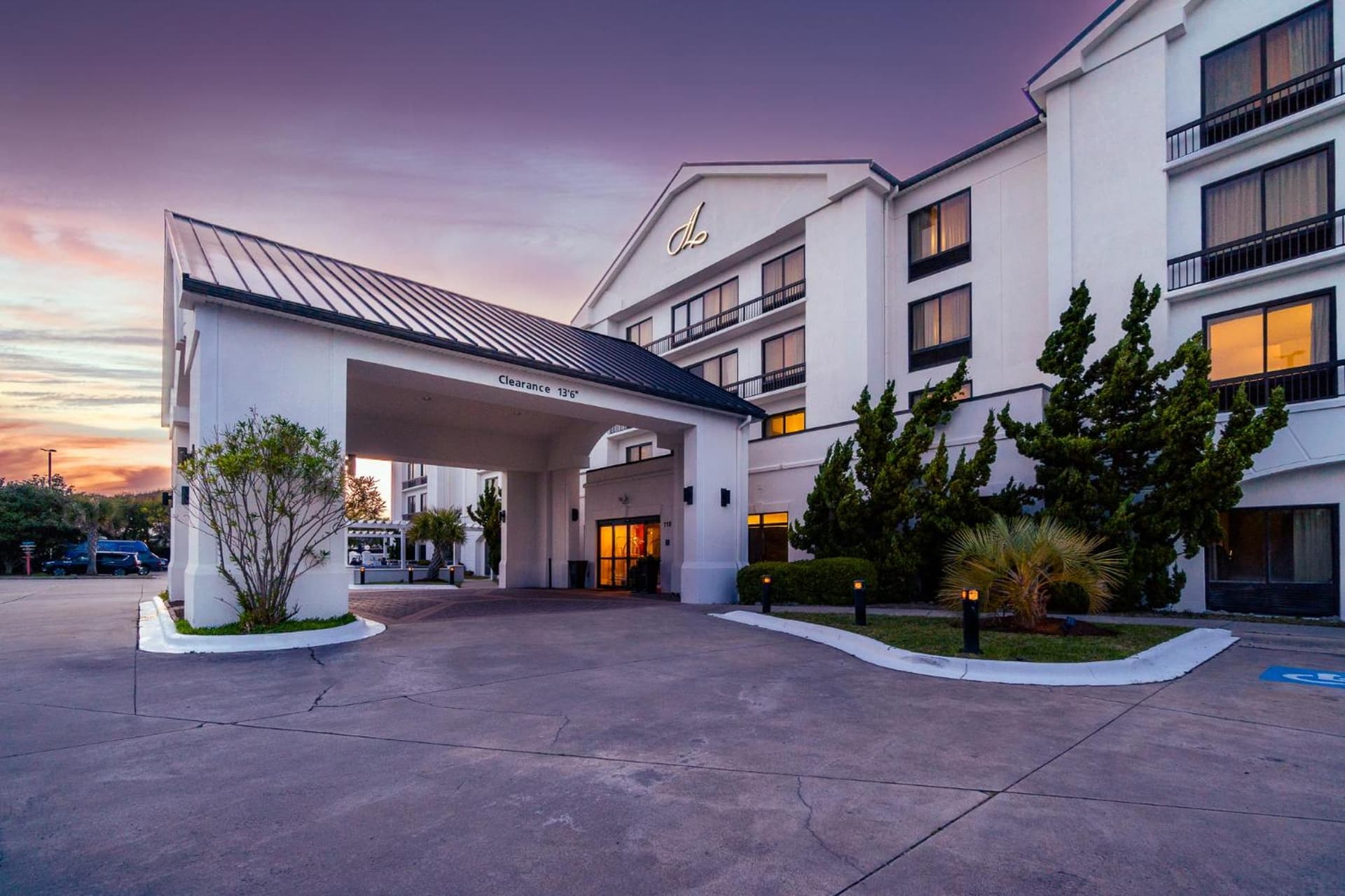 Hotel Alice interior in Pine Knoll Shores, NC — gallery photo 2
