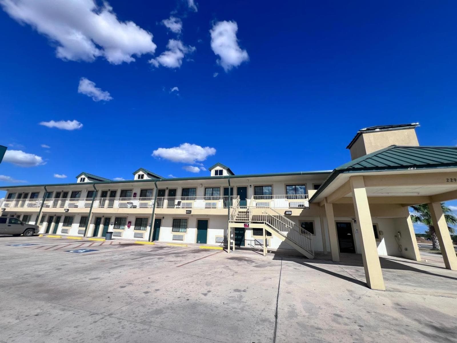 OYO Garden Inn and Suites Pearsall I-35 East interior in Pearsall, TX — gallery photo 2
