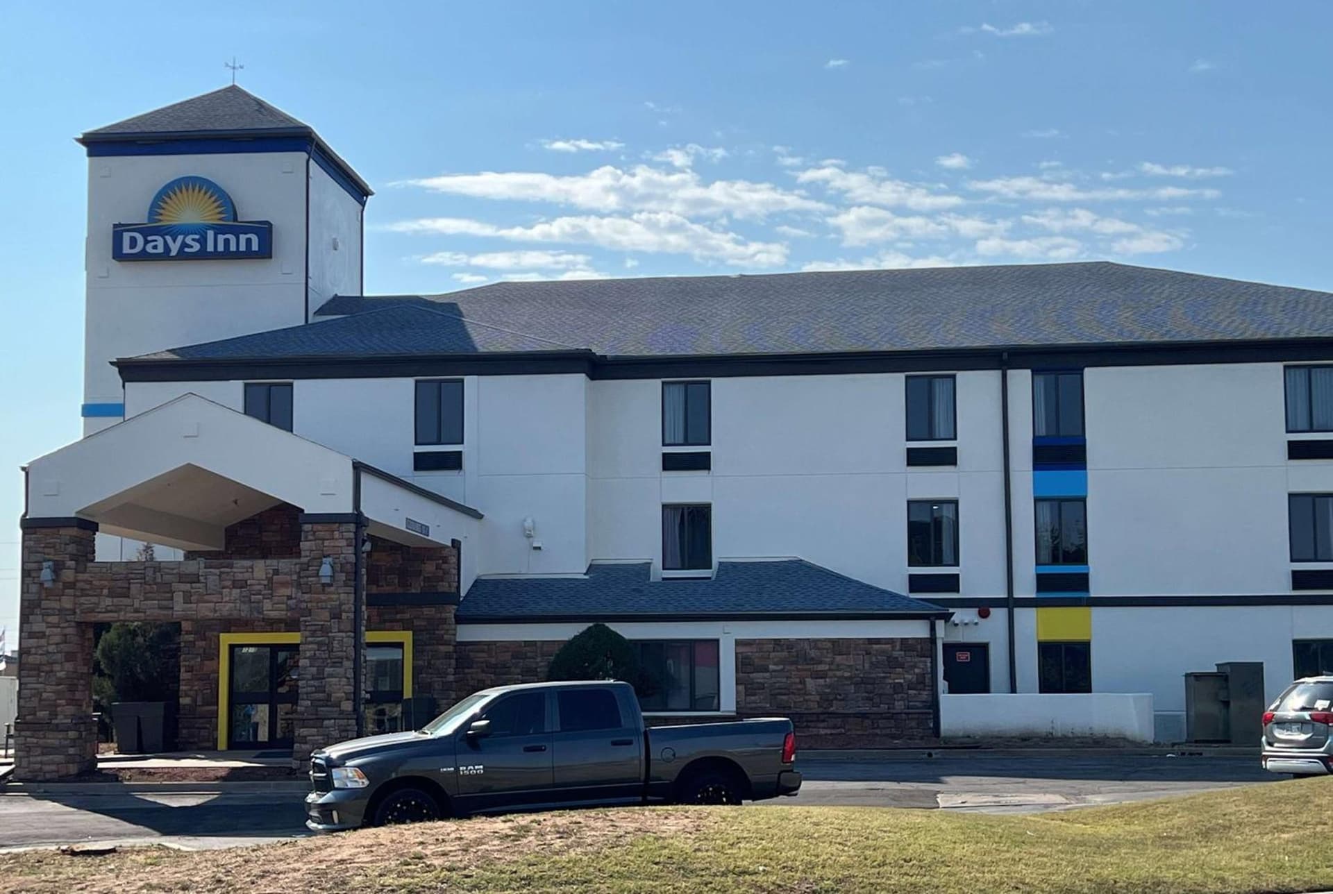 Days Inn by Wyndham Tulsa Central interior in Tulsa, OK — gallery photo 2
