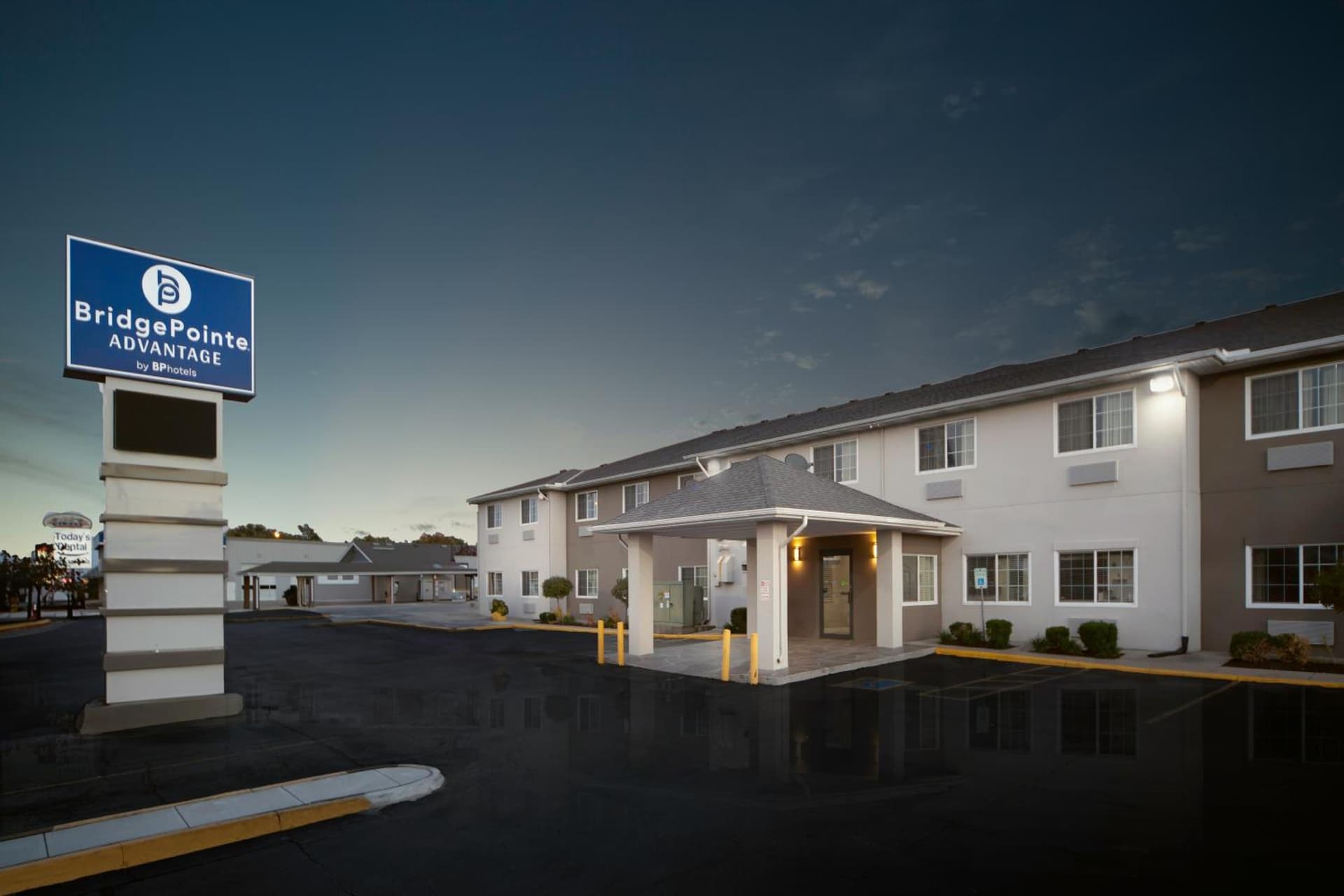 BridgePointe Advantage by BPhotels featured exterior or lobby in Fremont, NE — similar hotel