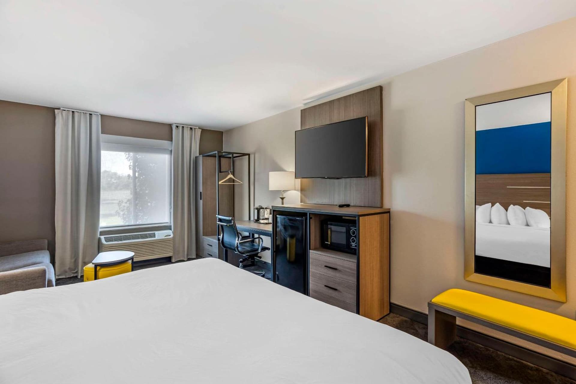 Comfort Inn & Suites Harrisburg-Hershey North property views in Harrisburg, PA — gallery photo 3