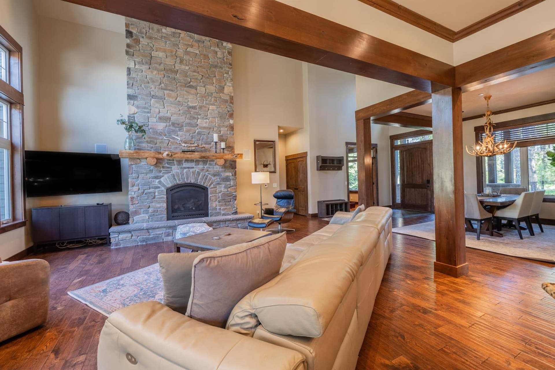 Craftsman Lodge on Rope Rider Golf Course - Hot Tub, Fireplaces, & Mountain Views interior in Cle Elum, WA — gallery photo 2