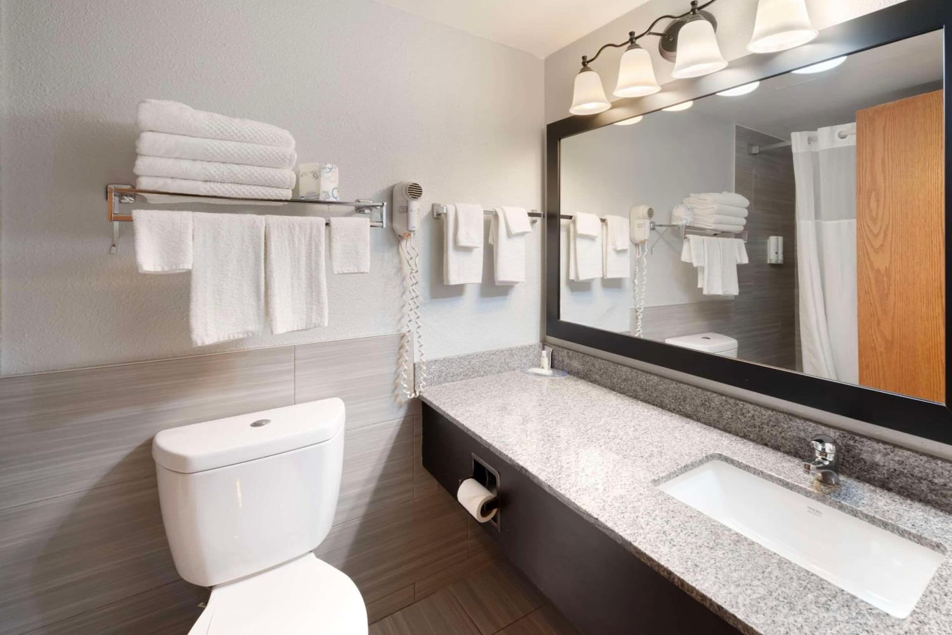 Quality Inn & Suites Mayo Clinic Area gallery photo in Rochester, MN — image 10