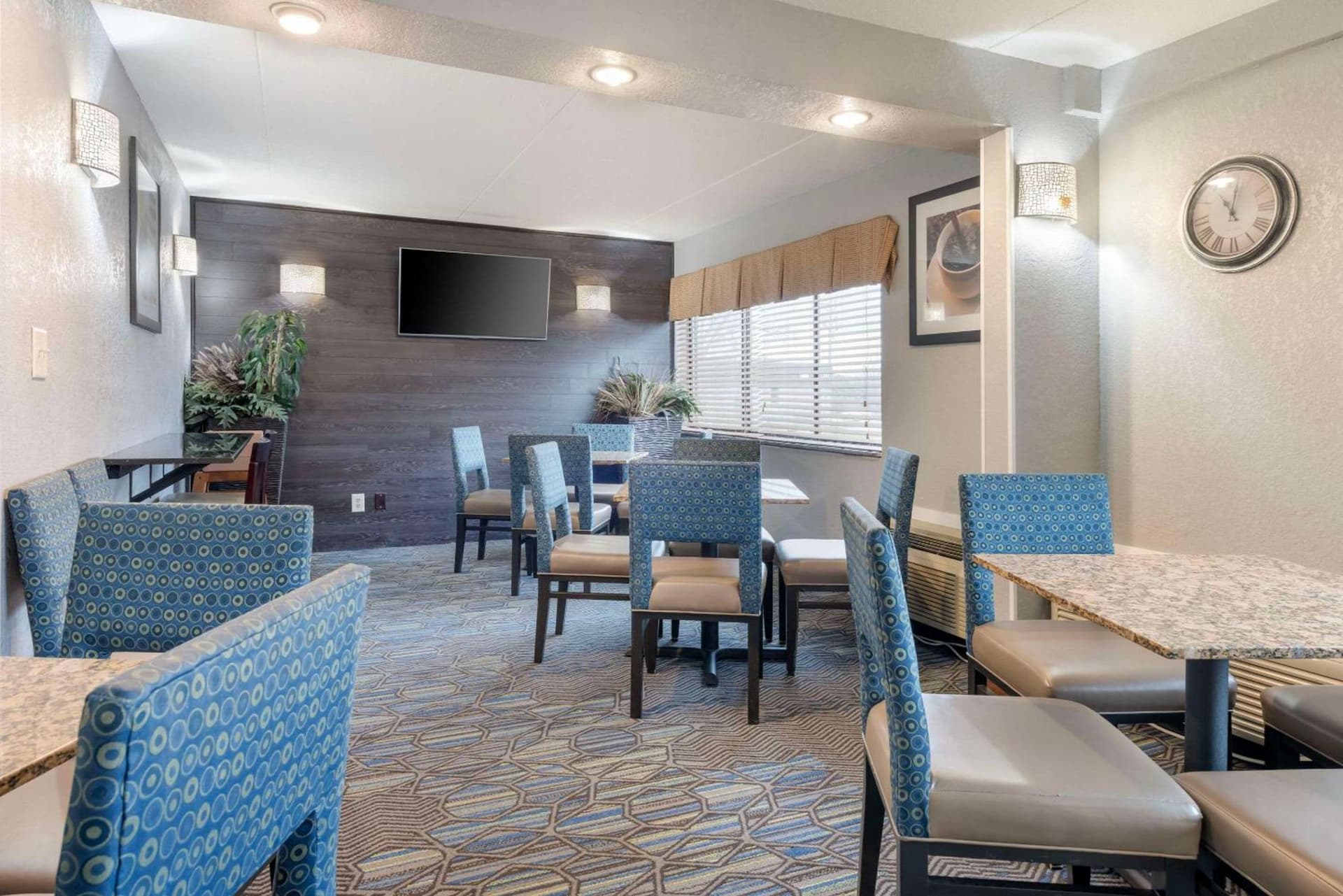 Quality Inn & Suites Mayo Clinic Area interior in Rochester, MN — gallery photo 2