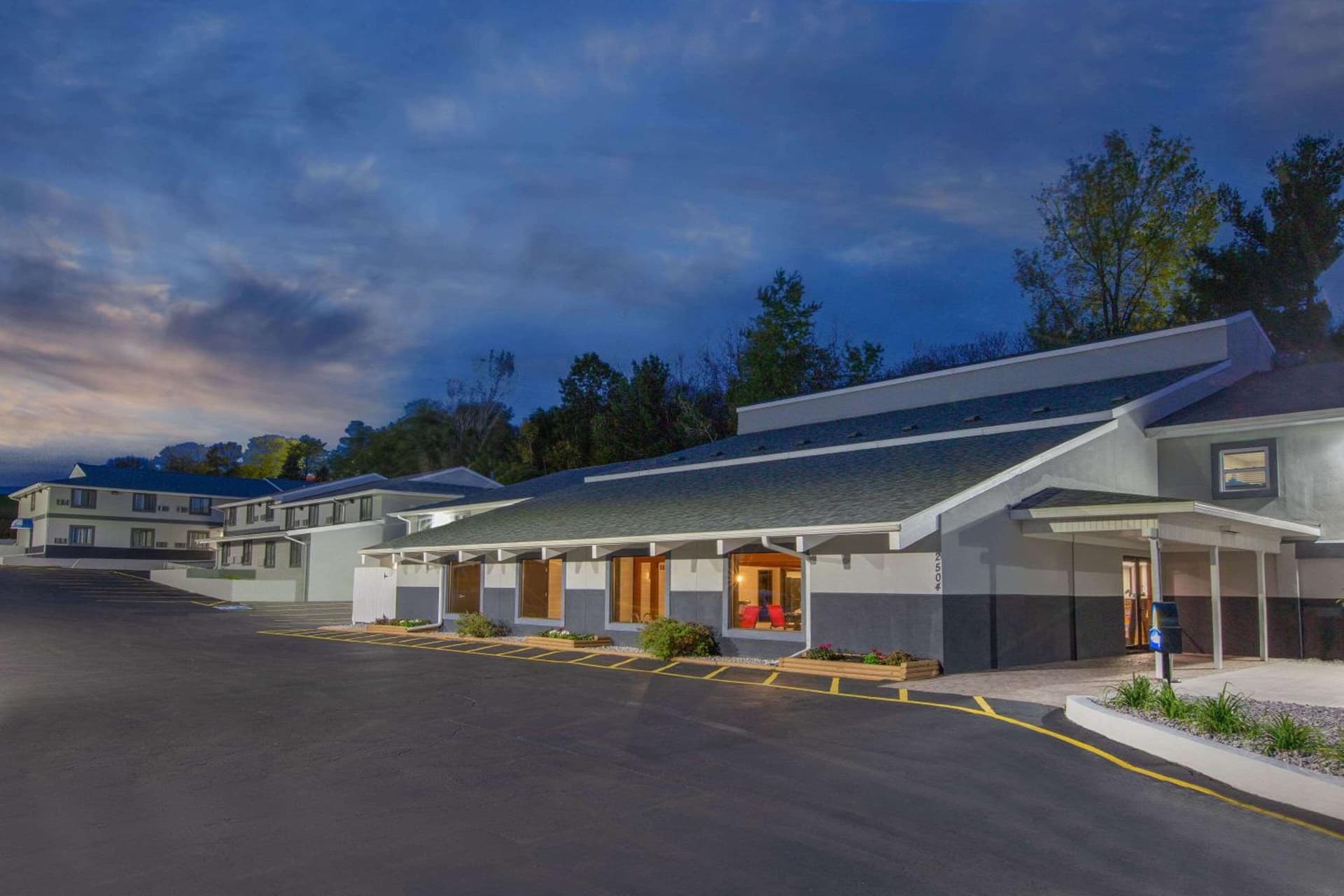 Days Inn & Suites by Wyndham Wisconsin Dells interior in Wisconsin Dells, WI — gallery photo 2