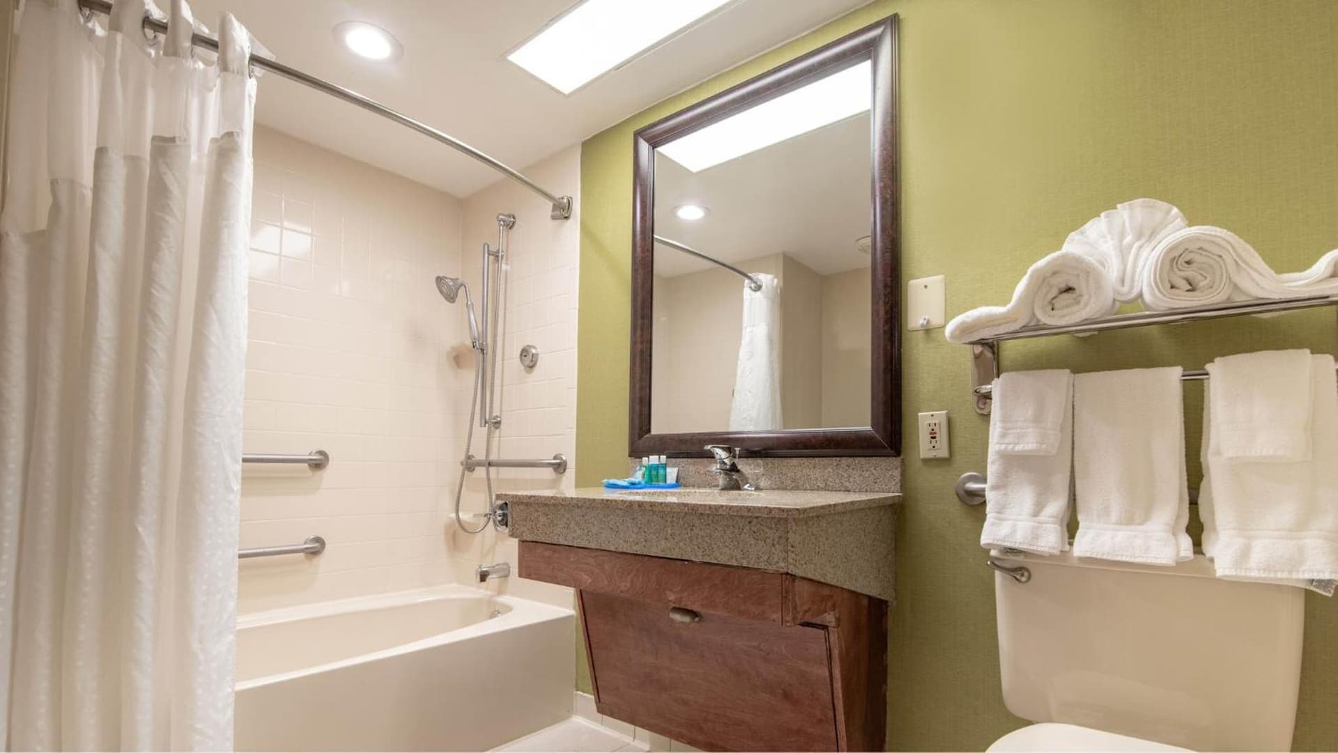 Holiday Inn Express Stony Brook-Long Island by IHG gallery photo in Centereach, NY — image 10