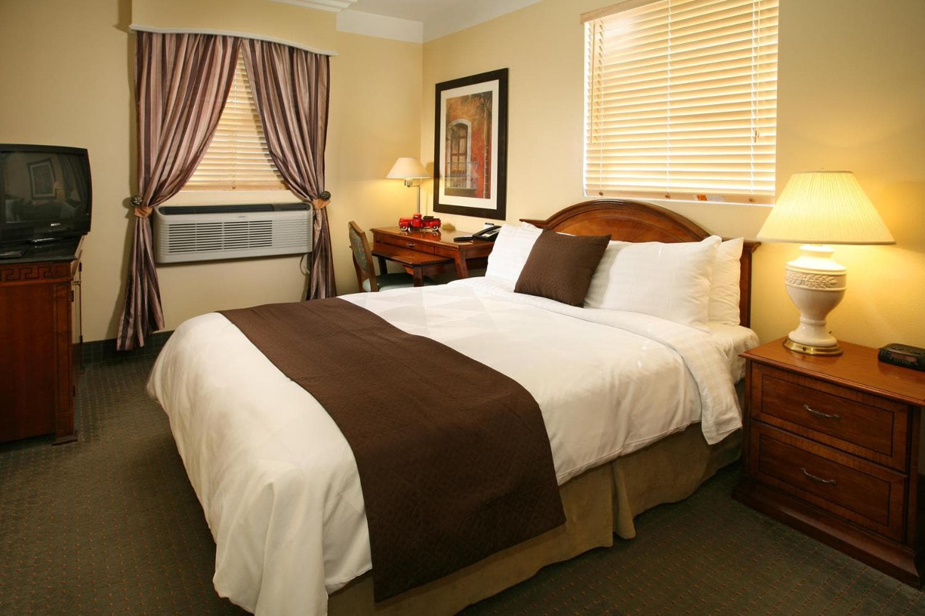 Brand Plaza Hotel property views in Glendale, CA — gallery photo 3