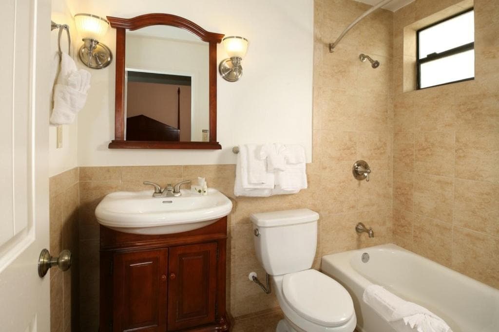 Brand Plaza Hotel property views in Glendale, CA — gallery photo 3