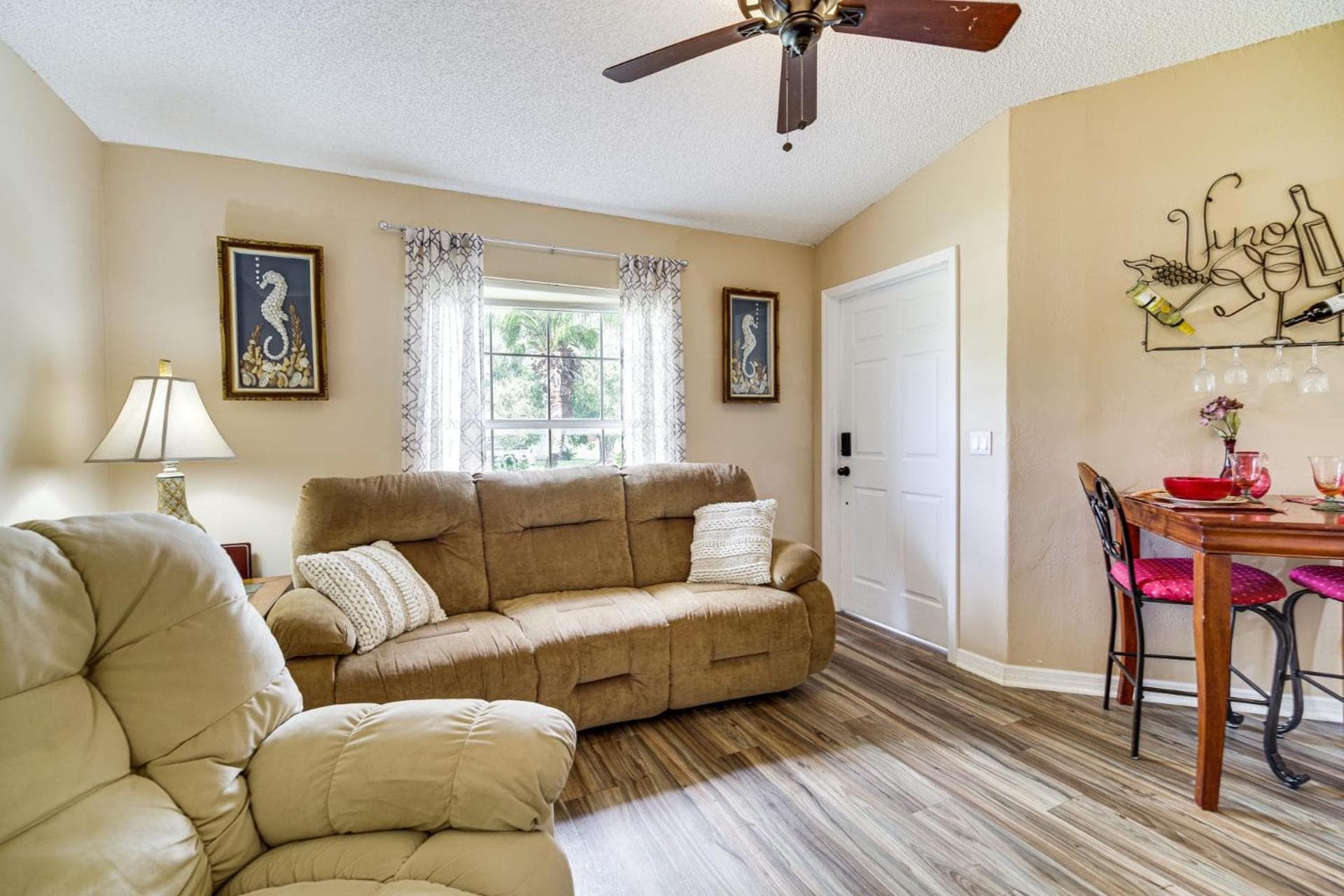 25percent Off Pet Friendly Beach 8mi Sebastian 6mi HotTub interior in Sebastian, FL — gallery photo 2