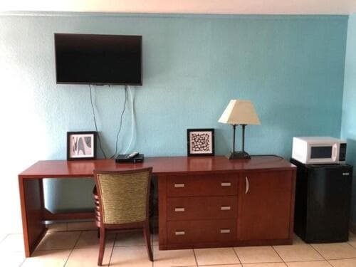 Economy Suites gallery photo in Winter Haven, FL — image 9