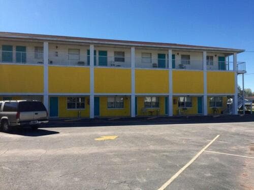 Economy Suites gallery photo in Winter Haven, FL — image 13