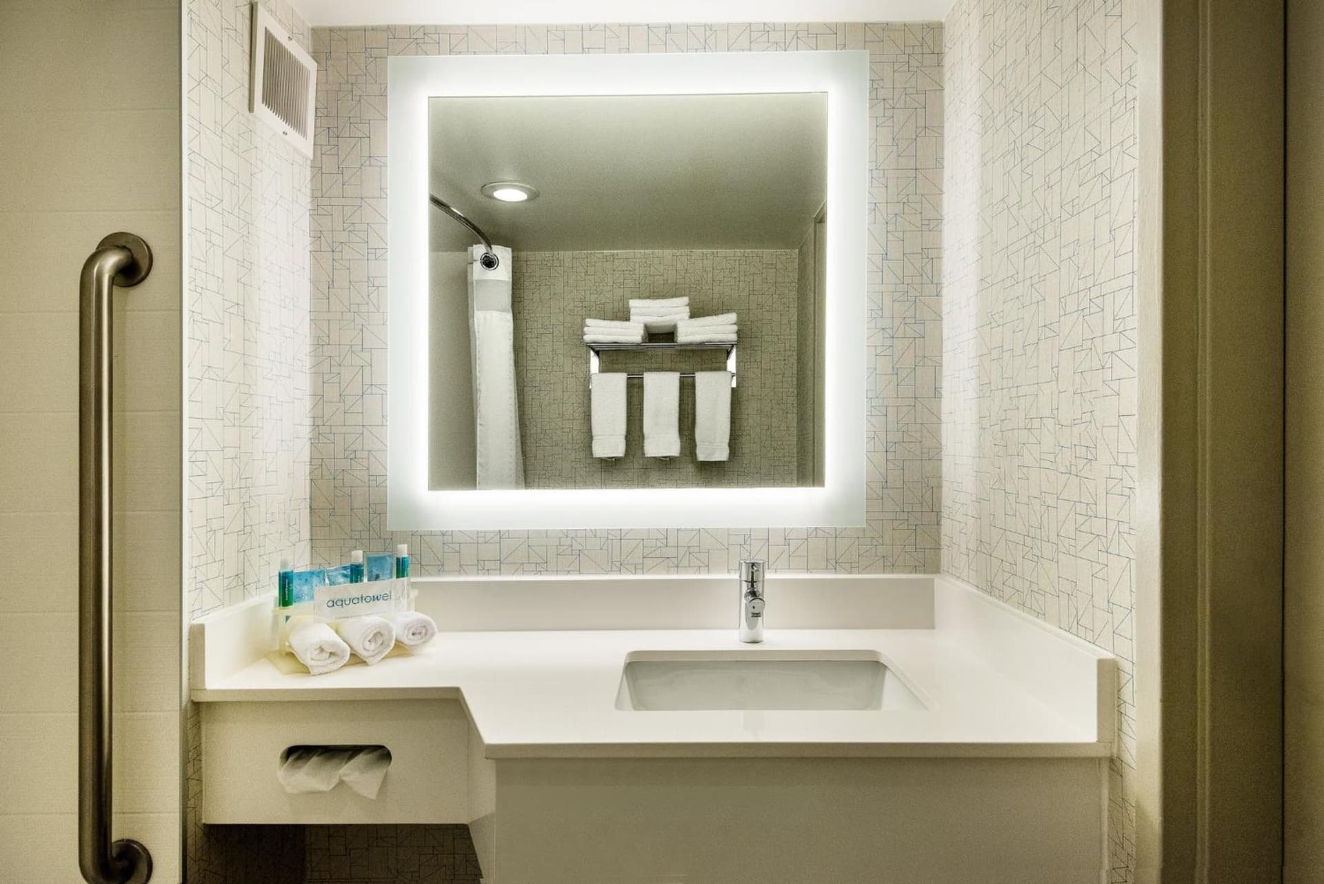 Holiday Inn Express Flint-Campus Area by IHG gallery photo in Flint, MI — image 17
