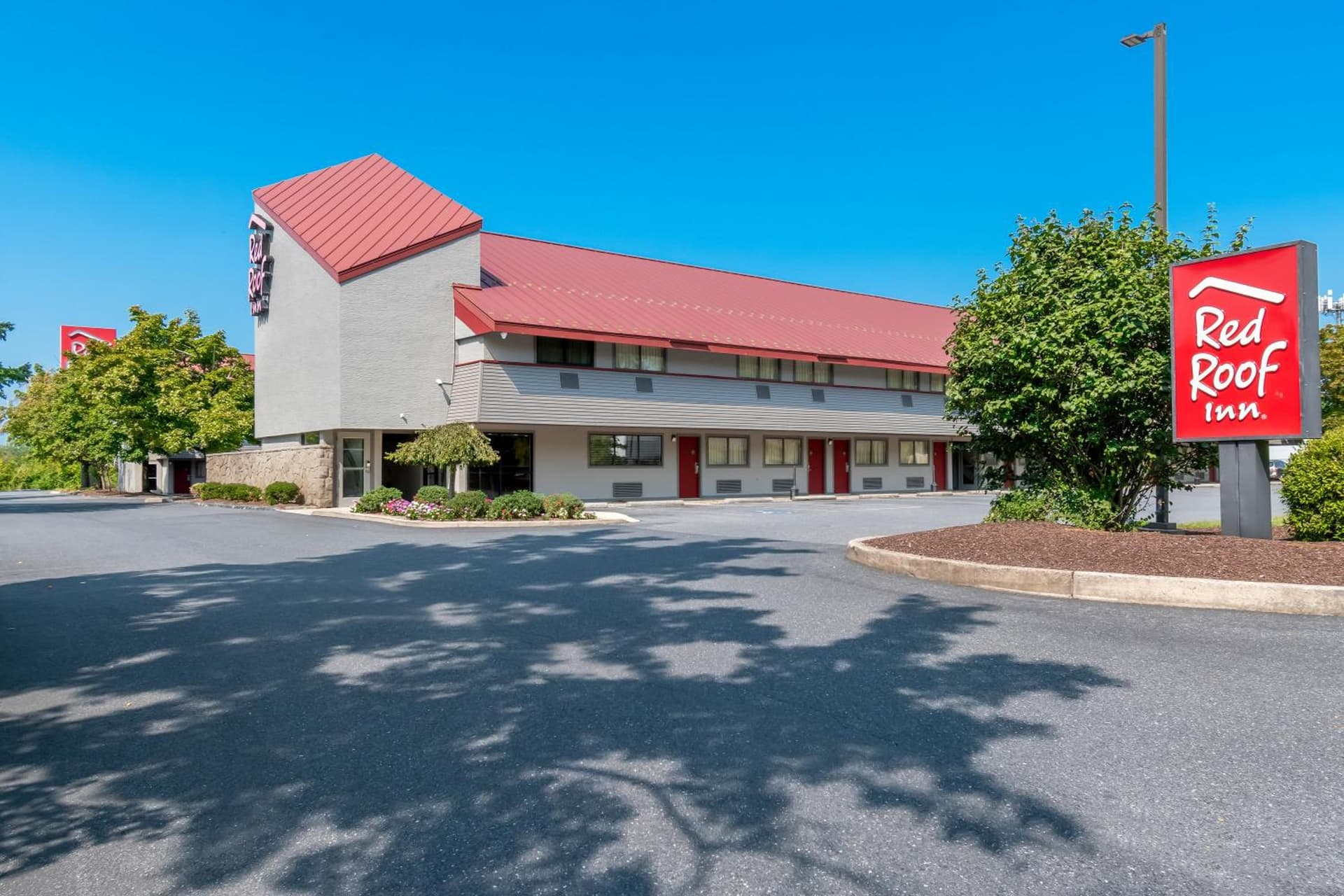 Red Roof Inn Harrisburg North interior in Harrisburg, PA — gallery photo 2