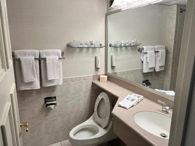 Ethan Allen Hotel gallery photo in Danbury, CT — image 9