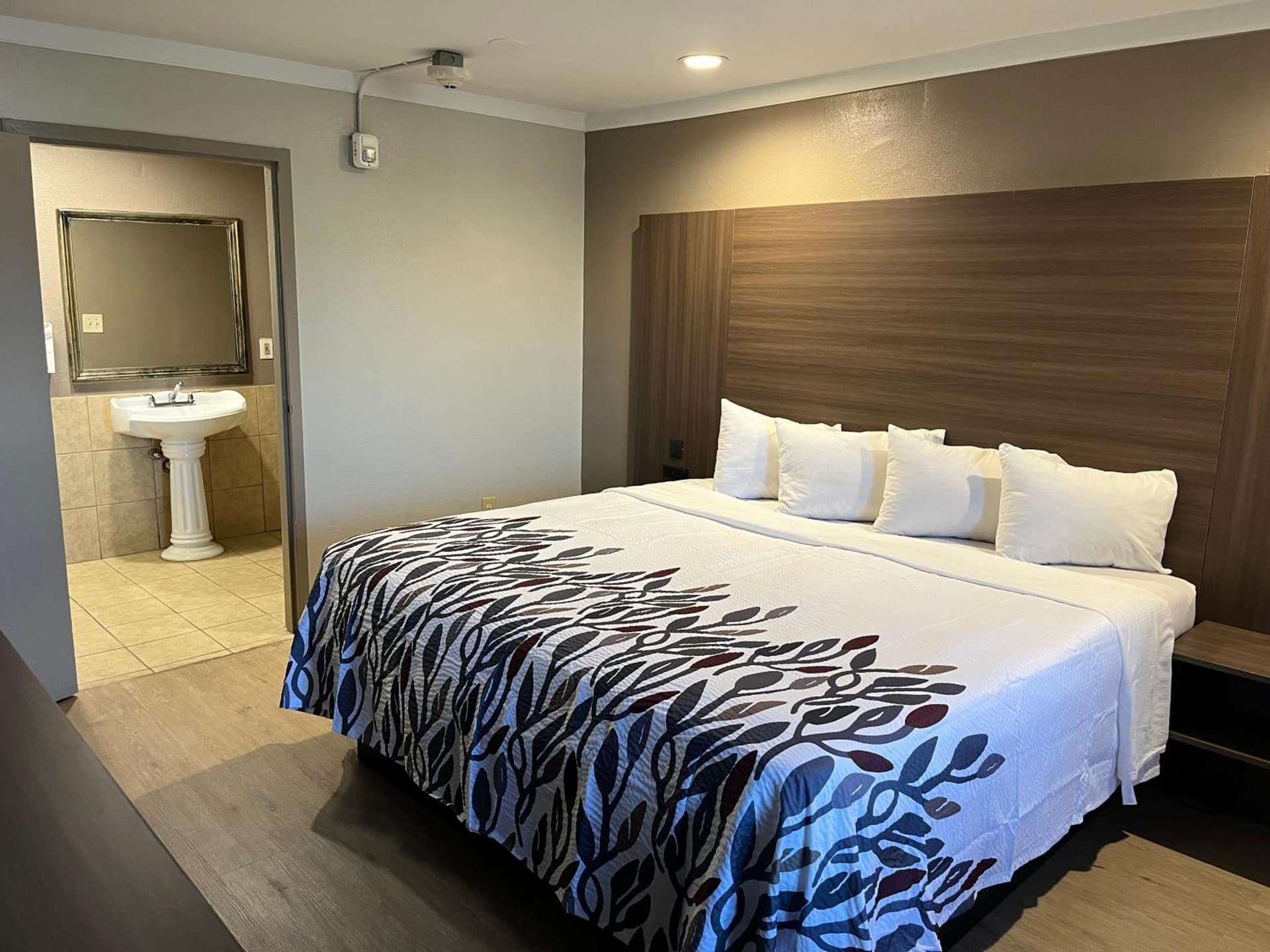 Red Roof Inn Raleigh Northeast - Downtown interior in Raleigh, NC — gallery photo 2