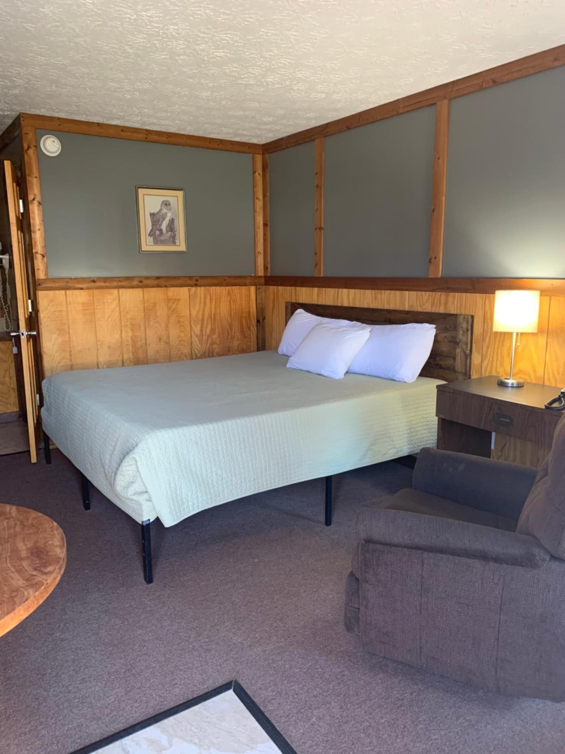 Beverly Hills Inn interior in Aberdeen, OH — gallery photo 2