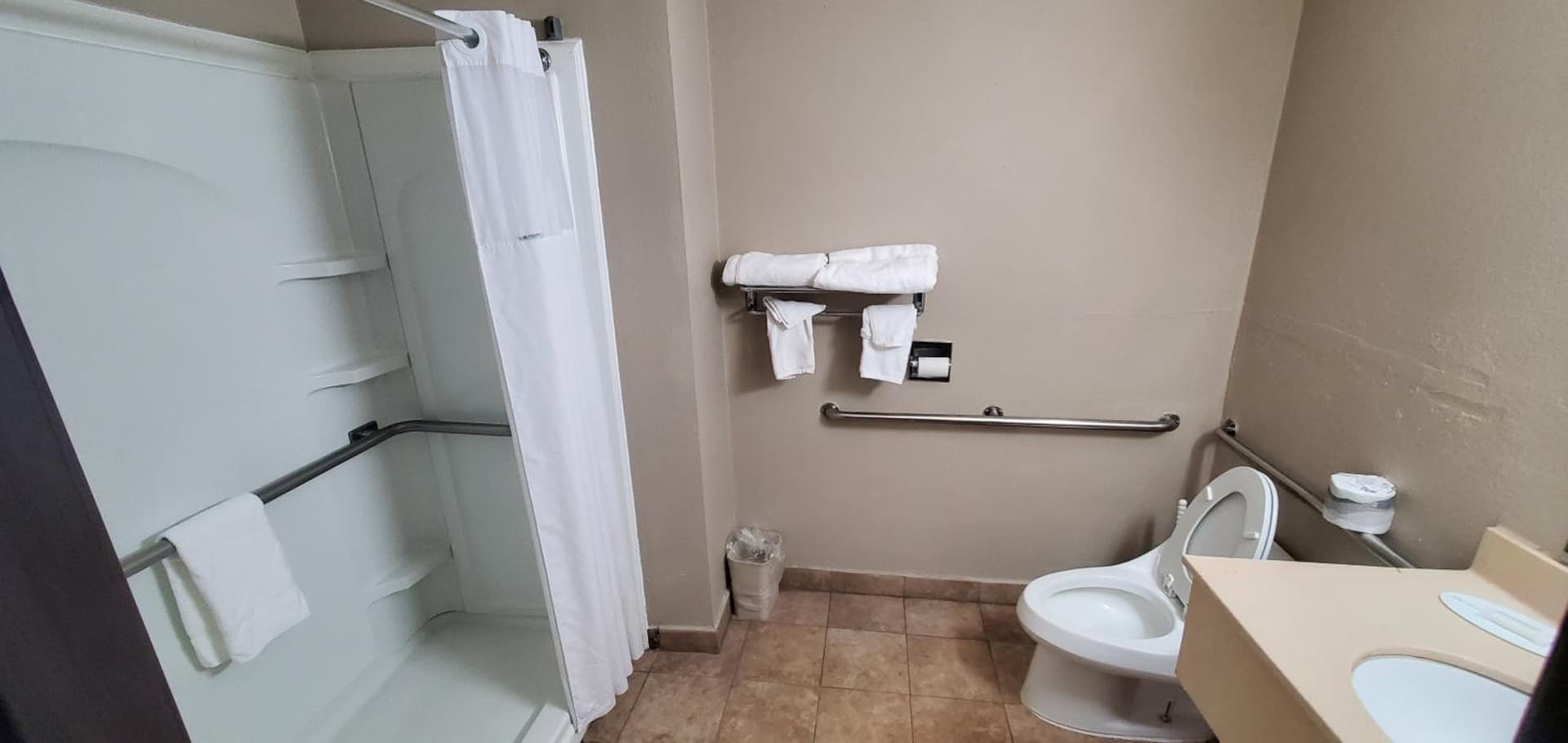 Super 8 by Wyndham Sterling Heights/Detroit Area gallery photo in Sterling Heights, MI — image 8