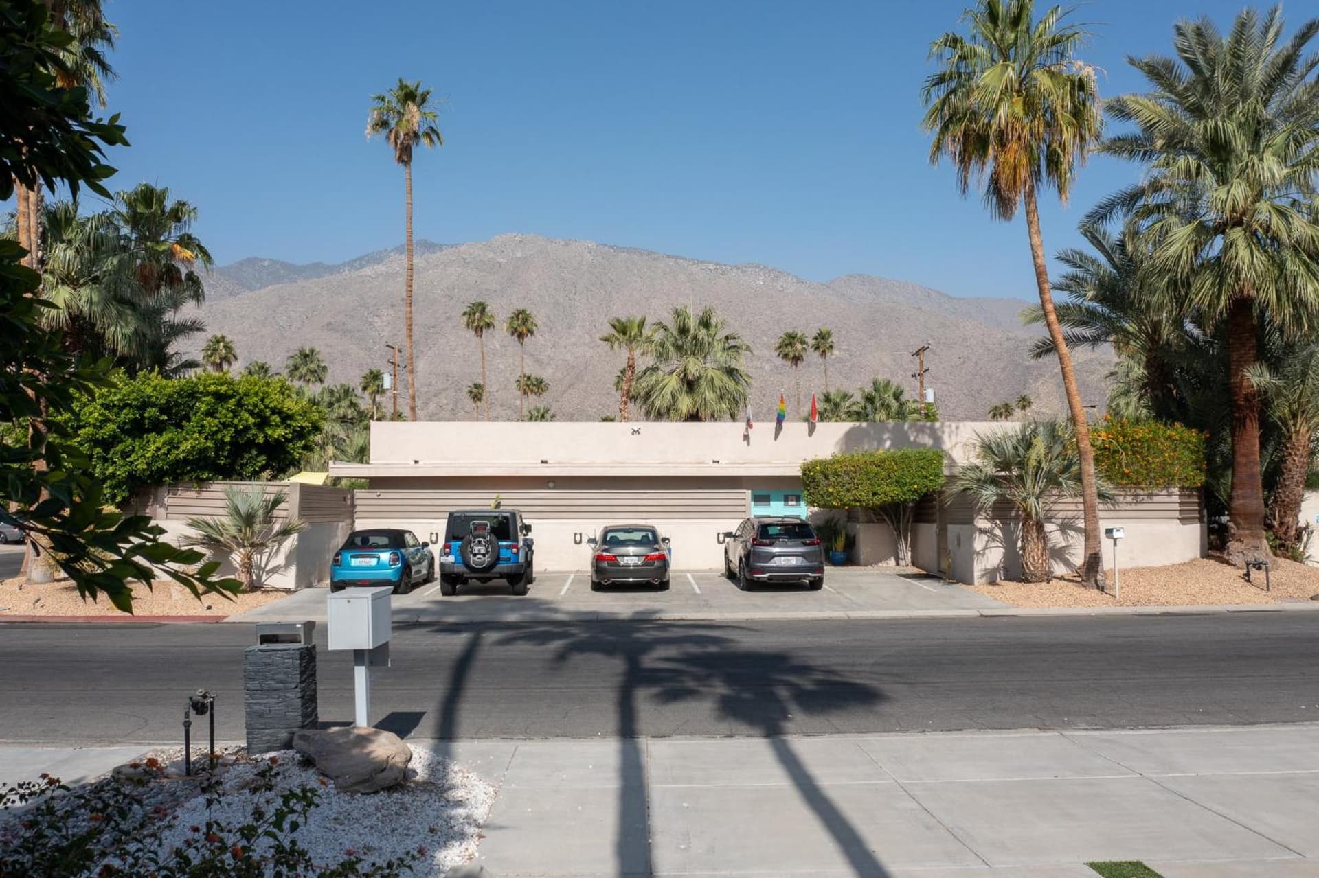 El Noa Noa - 21 and Over gallery photo in Palm Springs, CA — image 31