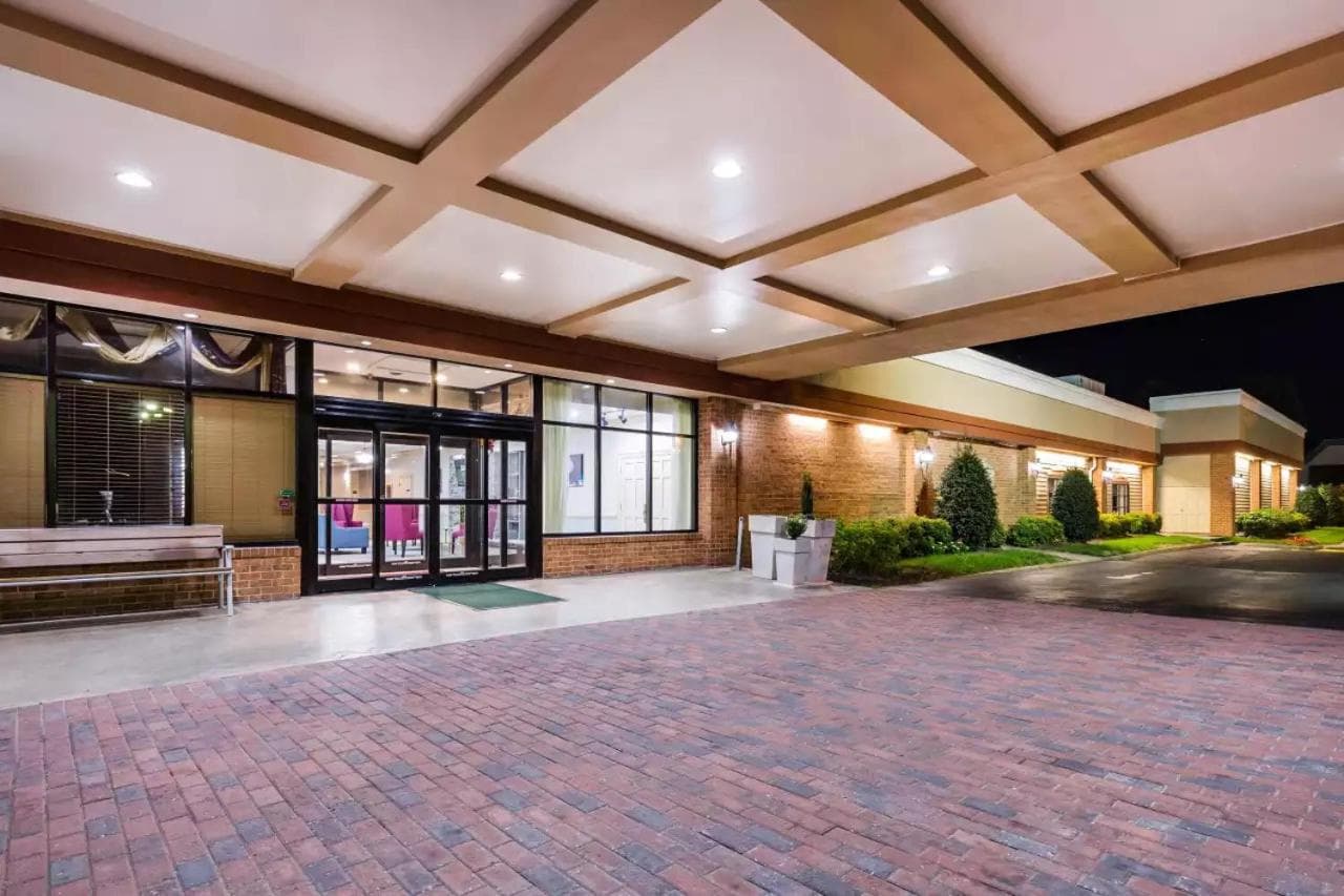 Days Hotel by Wyndham Williamsburg I-64 interior in Williamsburg, VA — gallery photo 2