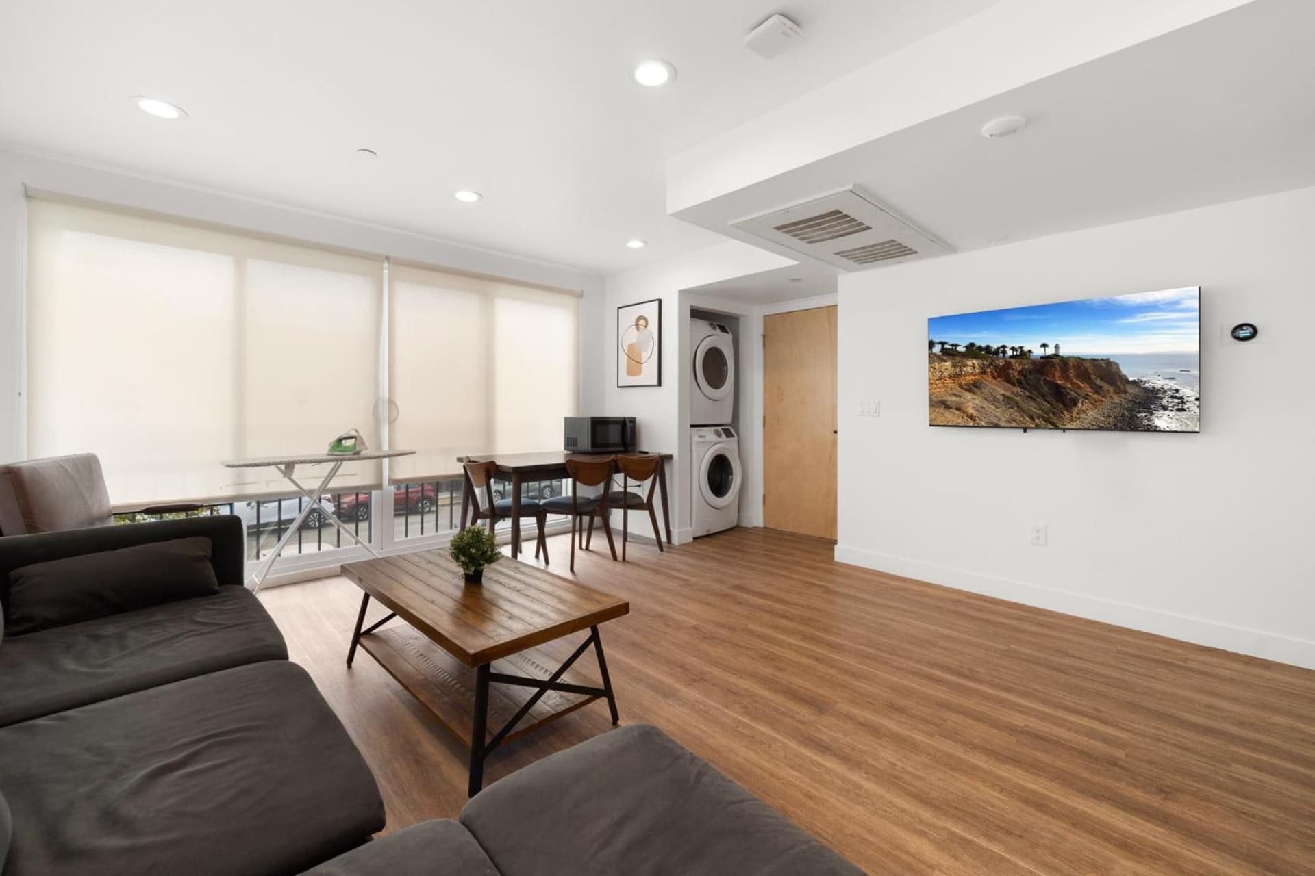 Perfect Location Near USC, 1Bedroom with Shared Access featured exterior or lobby in Los Angeles, CA — similar hotel