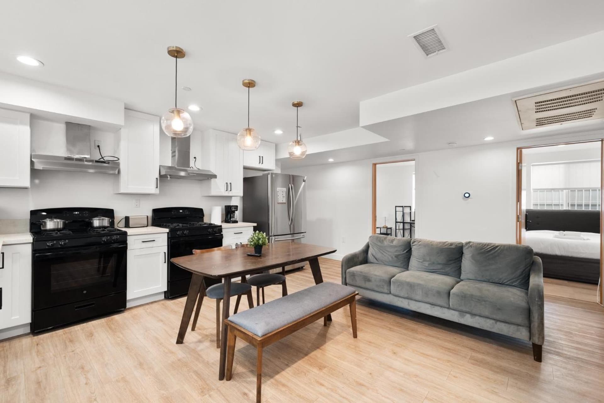 Perfect Location Near USC, 1Bedroom with Shared Access interior in Los Angeles, CA — gallery photo 2