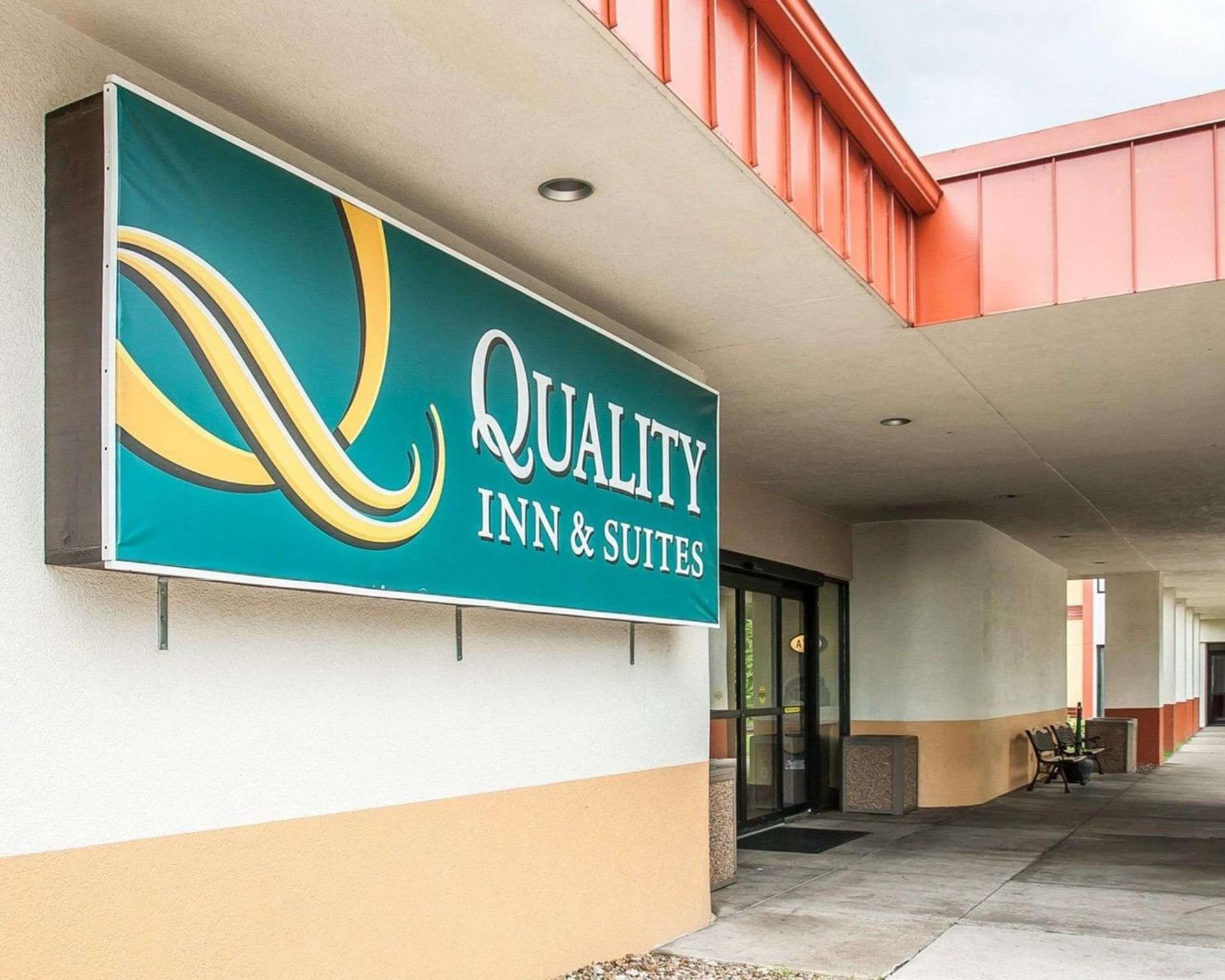 Quality Inn & Suites Kansas City I-435N Near Sports Complex interior in Kansas City, MO — gallery photo 2