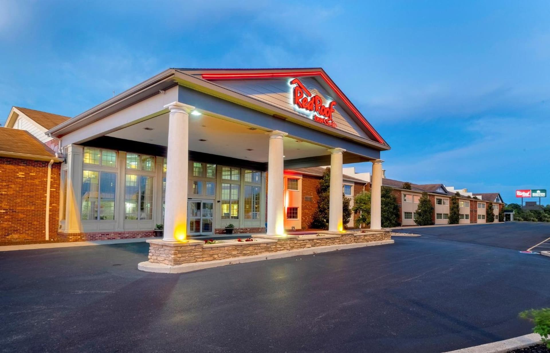 Red Roof Inn & Suites Wilmington – New Castle featured exterior or lobby in New Castle, DE — similar hotel
