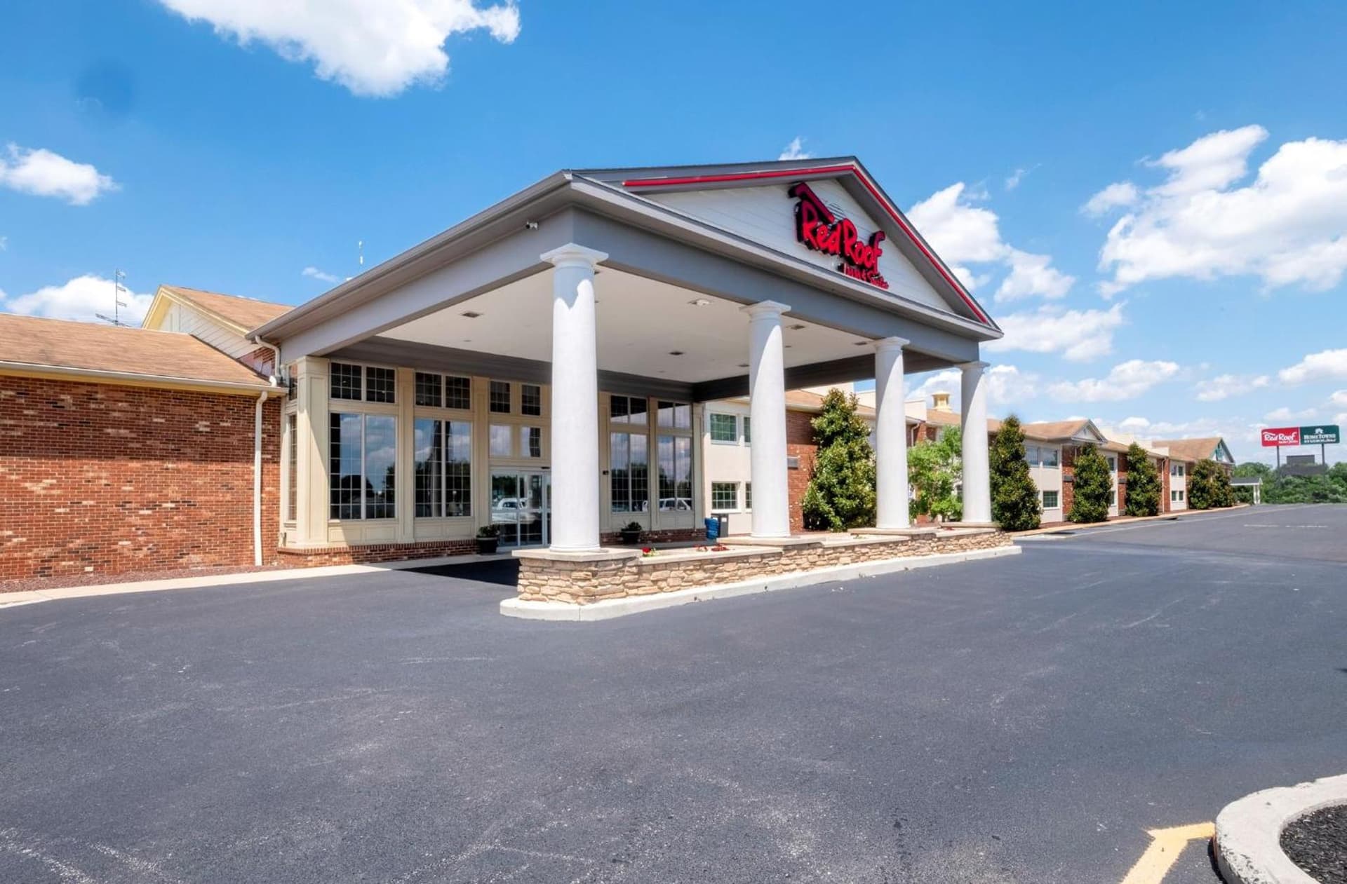 Red Roof Inn & Suites Wilmington – New Castle interior in New Castle, DE — gallery photo 2