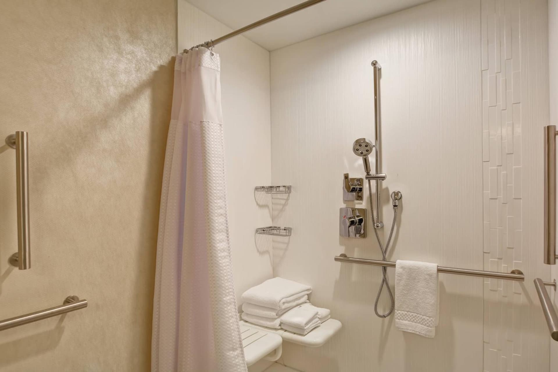 Courtyard by Marriott Long Island Islip/Courthouse Complex gallery photo in Central Islip, NY — image 13