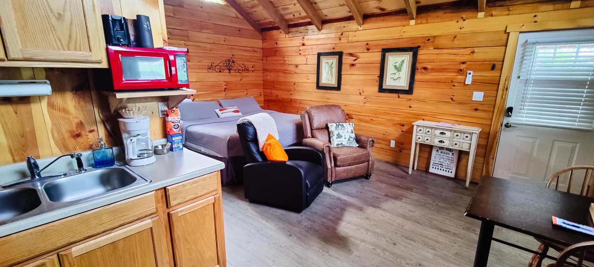 Kozy Haven Log Cabin Rentals interior in Columbia, KY — gallery photo 2