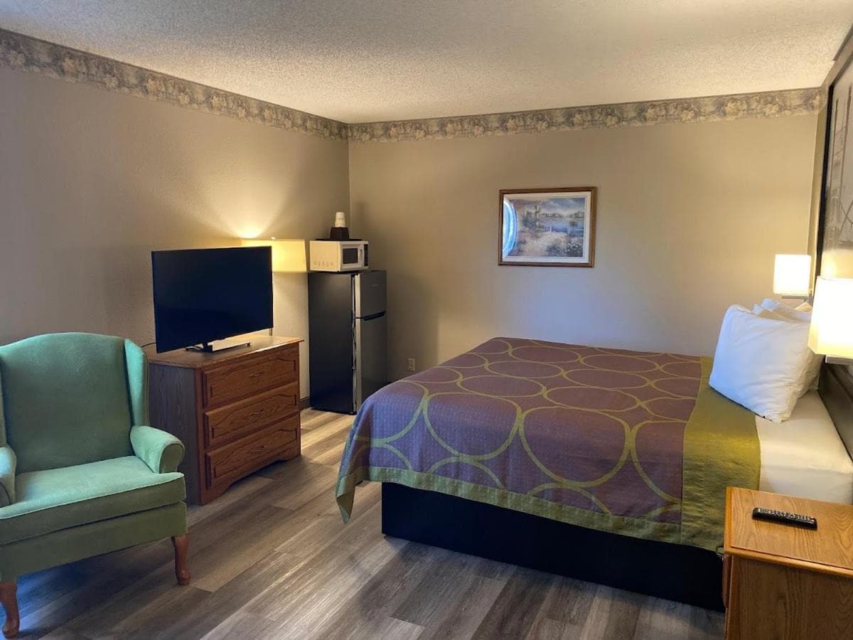 Super 8 by Wyndham Green Bay Near Stadium interior in Green Bay, WI — gallery photo 2