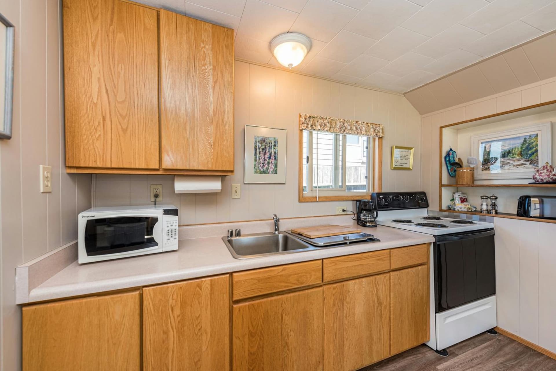 Juan de Fuca Waterfront Hotel & Cottages gallery photo in Sequim, WA — image 95