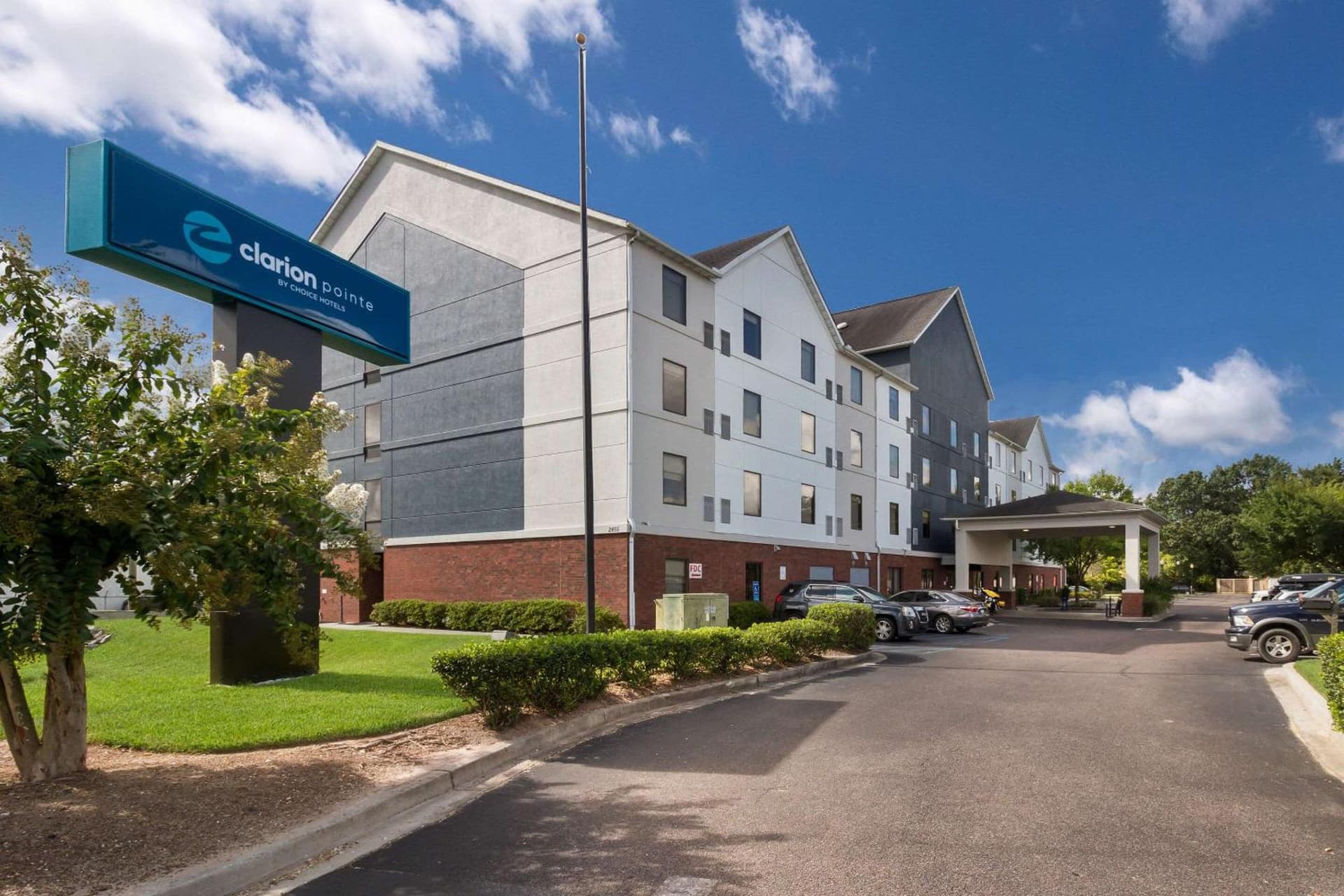 Clarion Pointe Charleston - West Ashley featured exterior or lobby in Charleston, SC — similar hotel