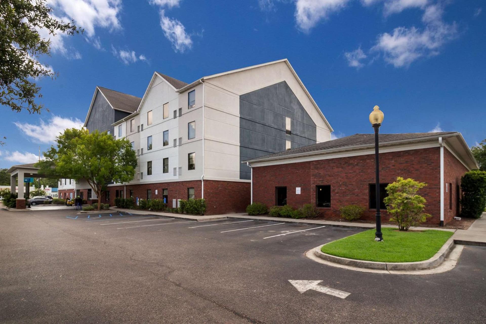 Clarion Pointe Charleston - West Ashley interior in Charleston, SC — gallery photo 2