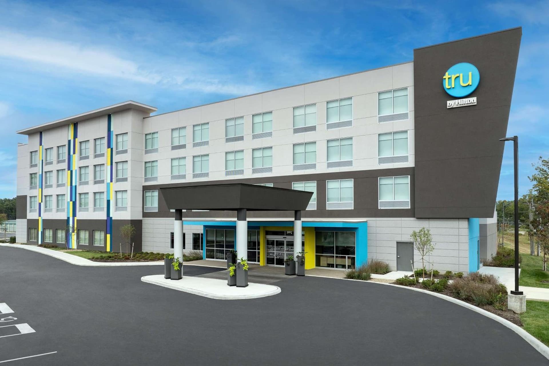 Tru By Hilton Columbus East Broad featured exterior or lobby in Columbus, OH — similar hotel