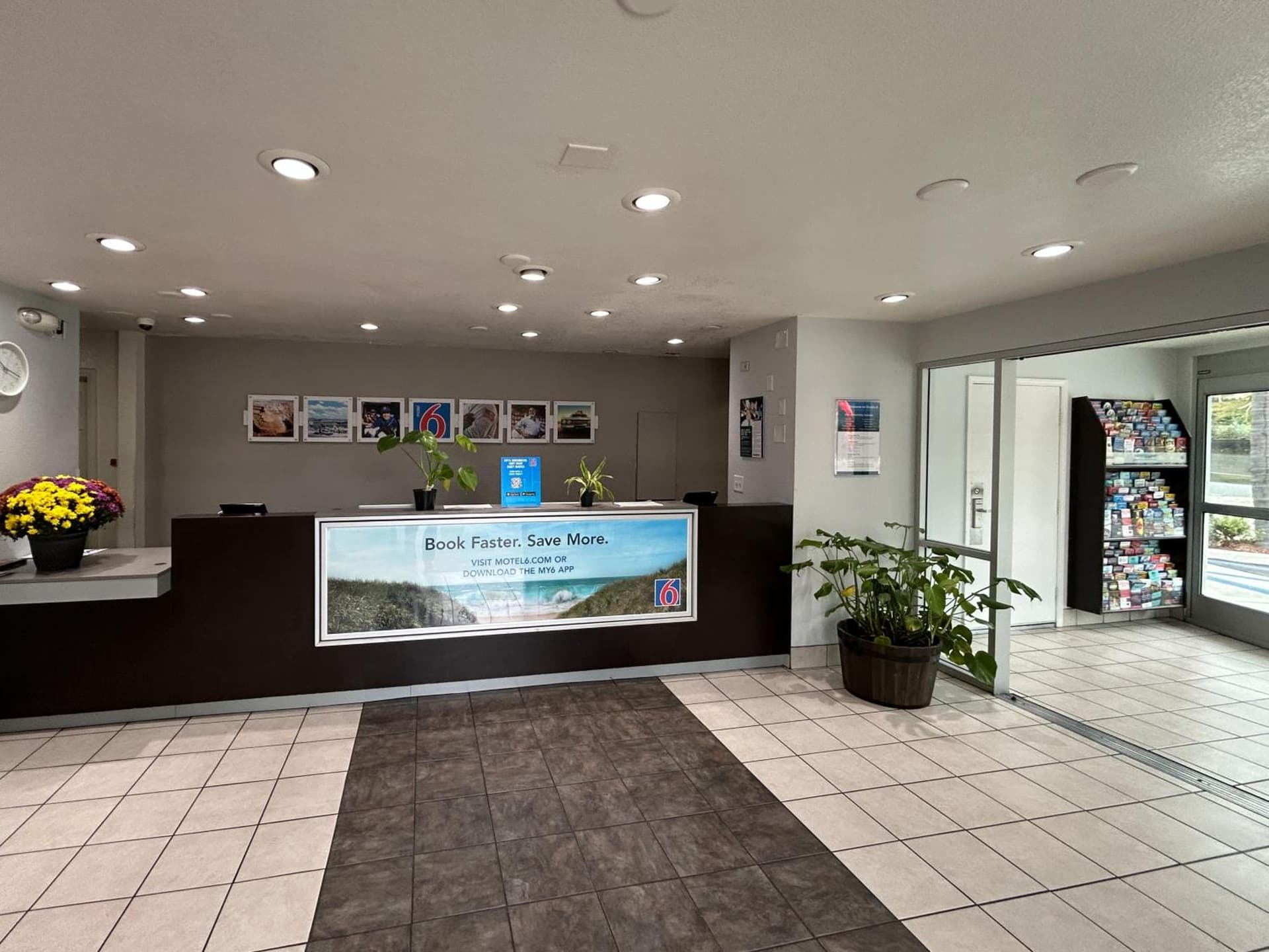 Studio 6 San Diego, CA Hotel Circle Mission Valley interior in San Diego, CA — gallery photo 2