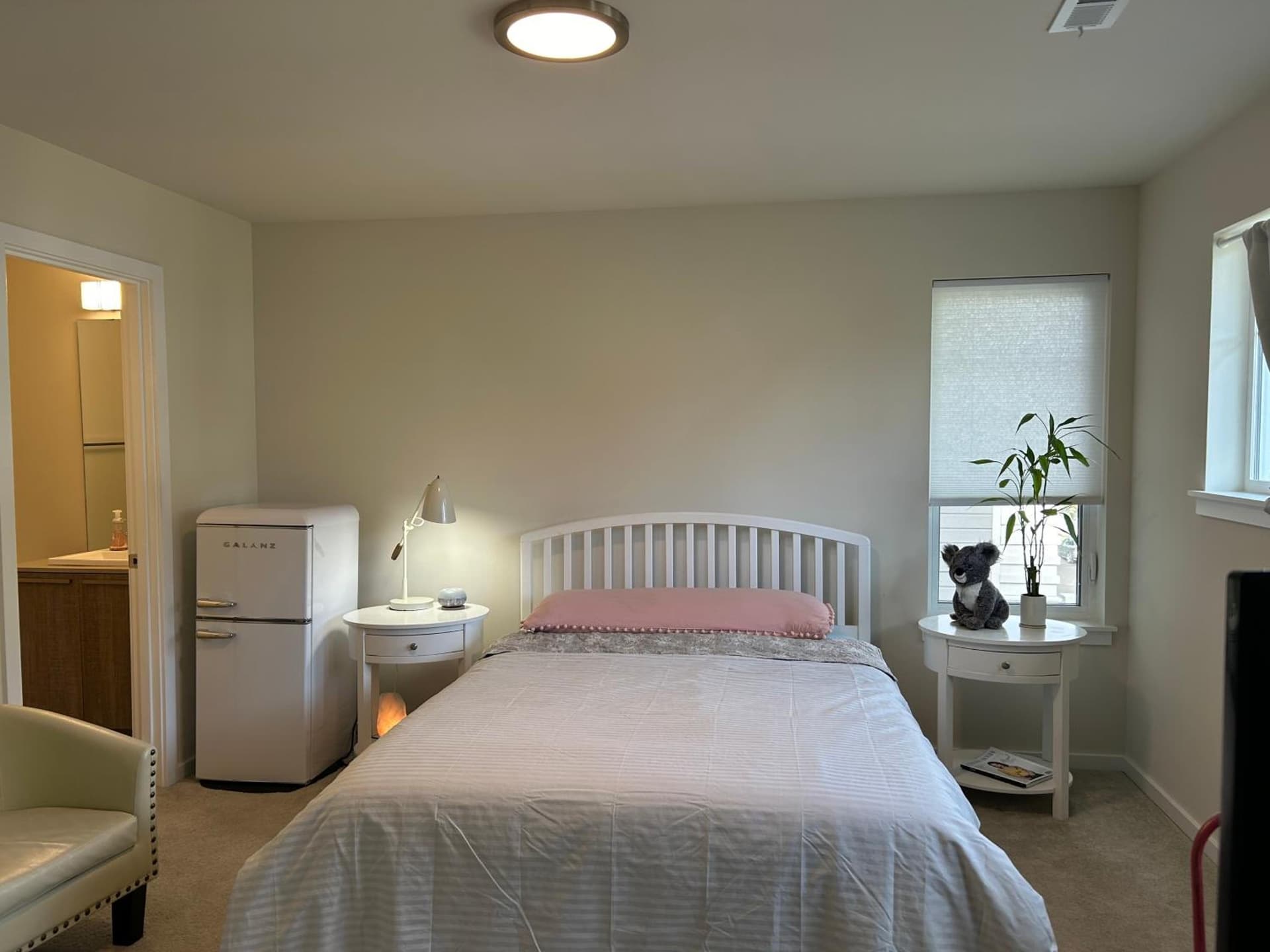 Cozy Ensuite 1b1b1wc wifiACparking gallery photo in Renton, WA — image 5
