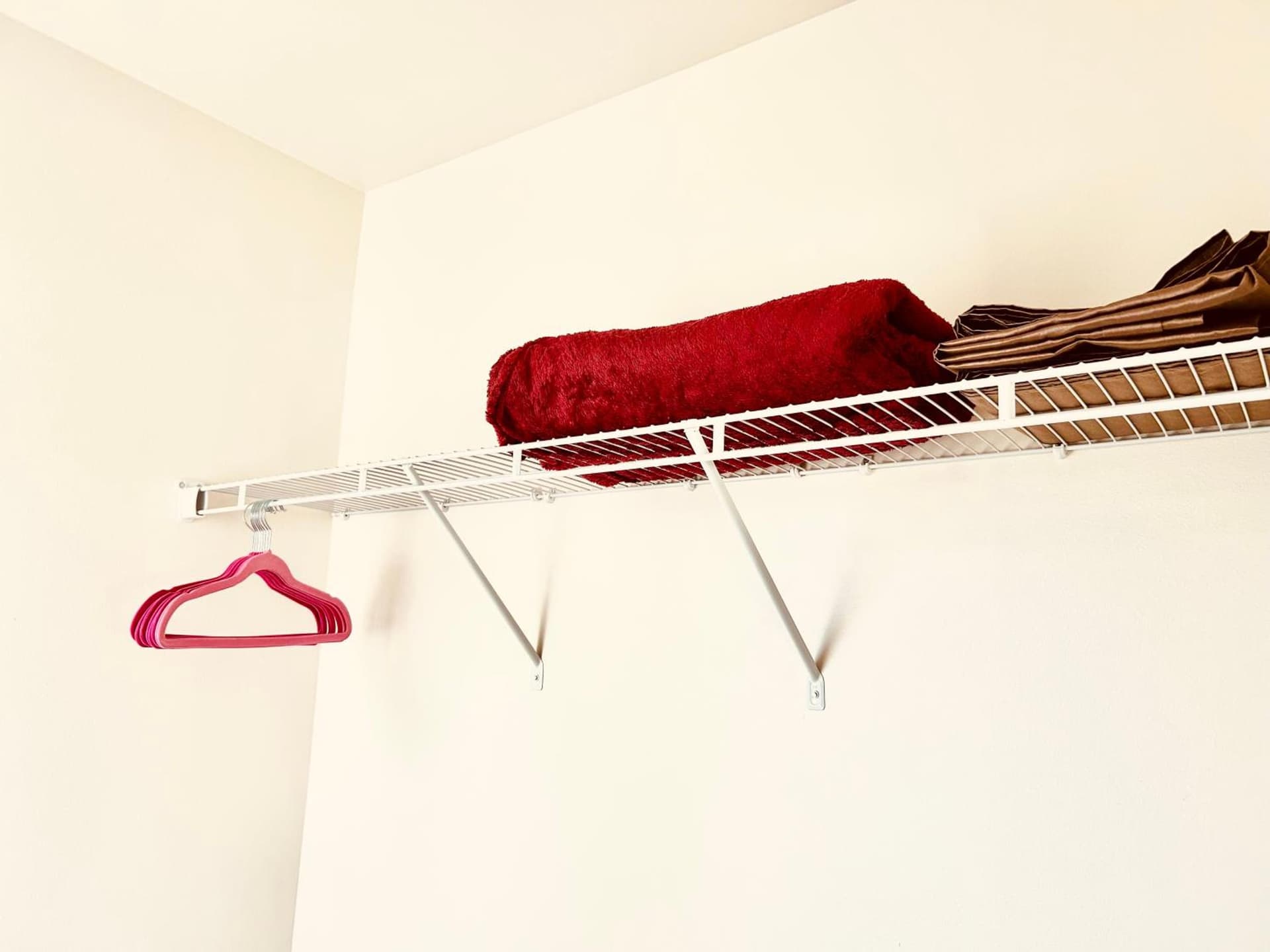 Cozy Ensuite 1b1b1wc wifiACparking gallery photo in Renton, WA — image 7
