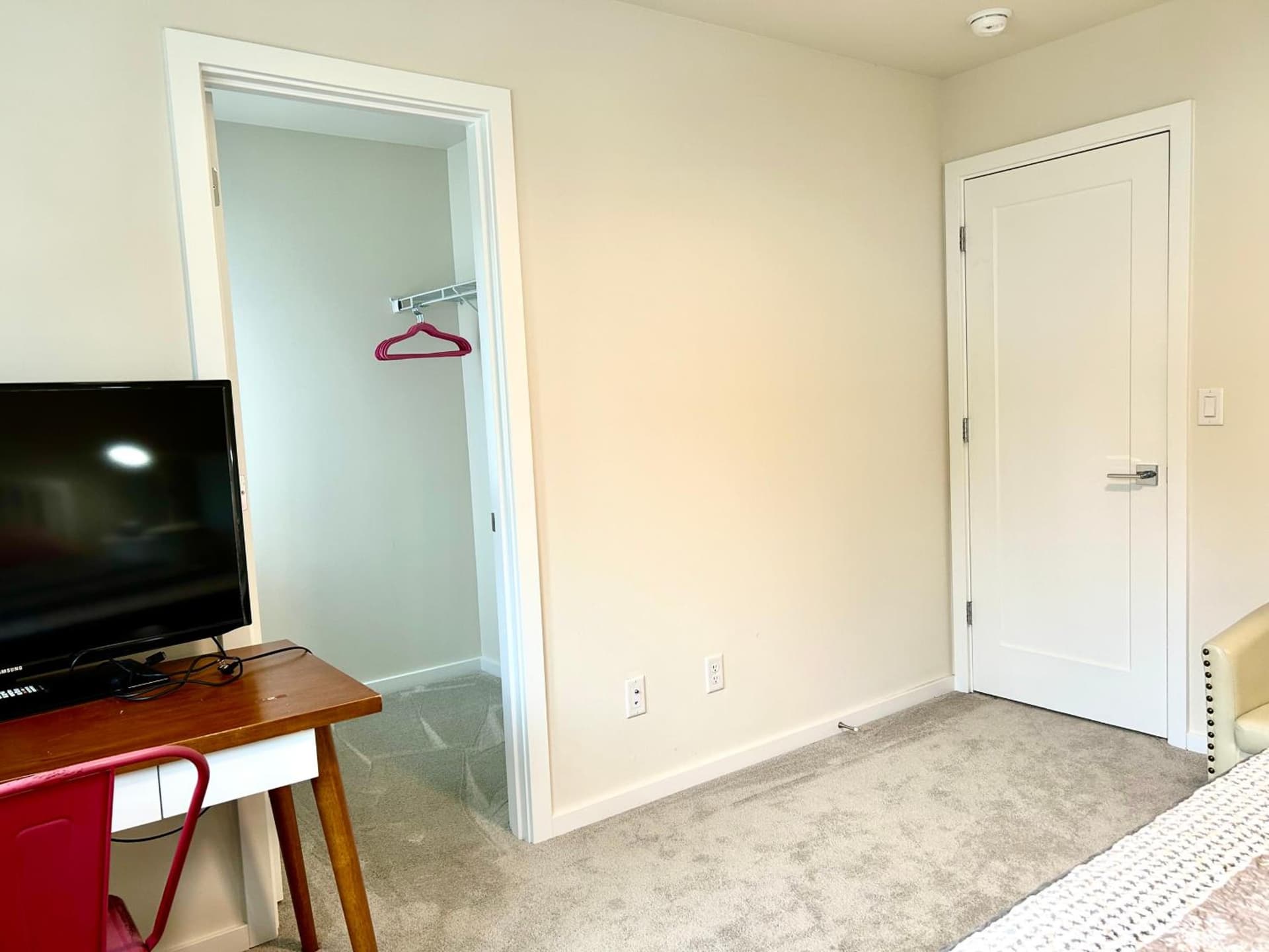 Cozy Ensuite 1b1b1wc wifiACparking gallery photo in Renton, WA — image 4