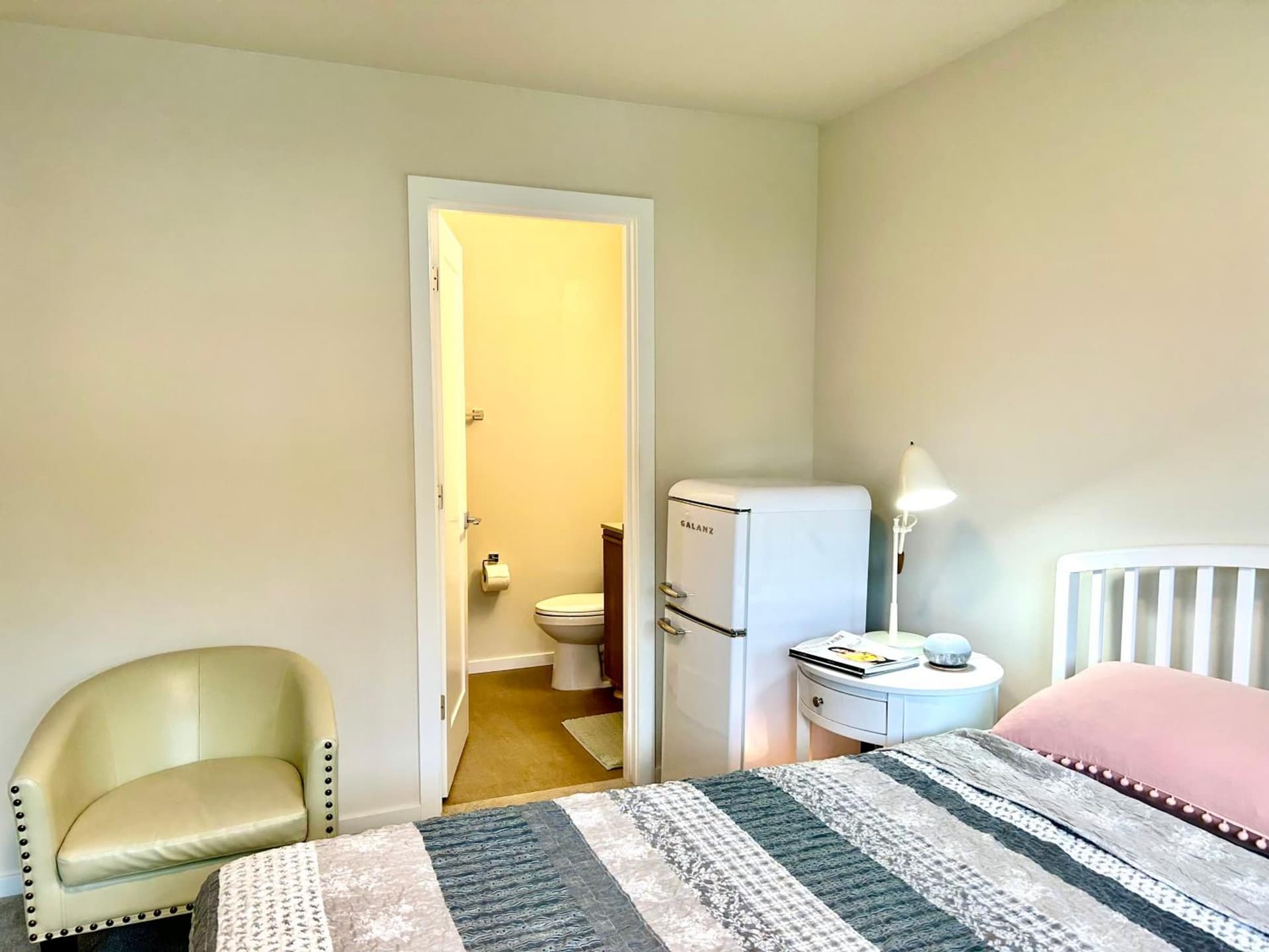 Cozy Ensuite 1b1b1wc wifiACparking property views in Renton, WA — gallery photo 3