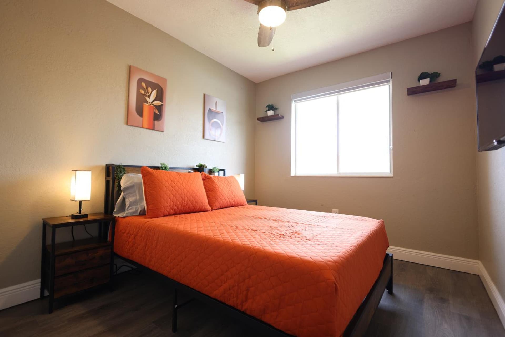 Walk to Stadium - 3BR King Bed Haven - Parking interior in Miami Gardens, FL — gallery photo 2