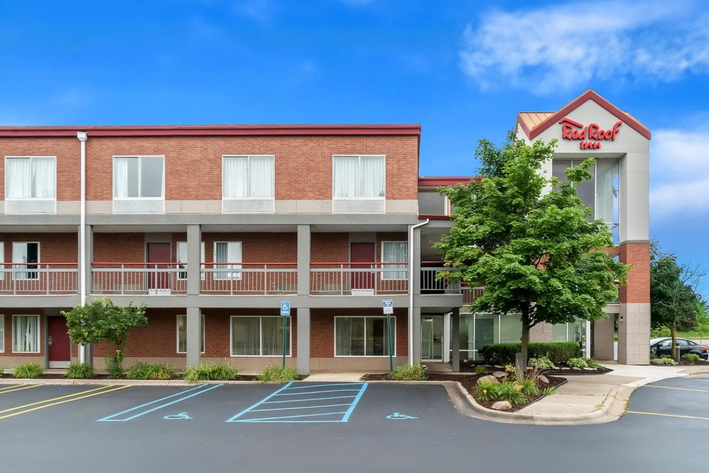 HomeTowne Studios by Red Roof Auburn Hills property views in Auburn Hills, MI — gallery photo 3