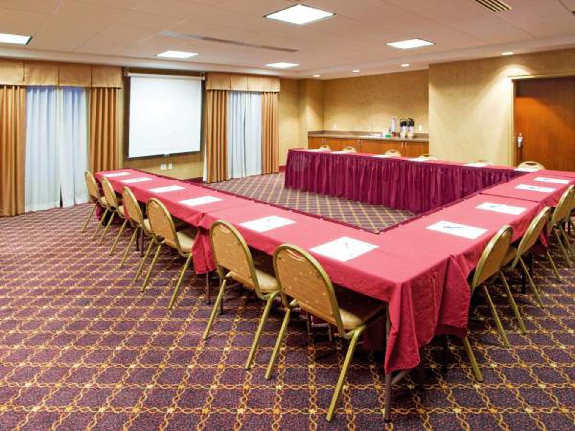 Holiday Inn Express Hotel & Suites Hagerstown by IHG interior in Hagerstown, MD — gallery photo 2
